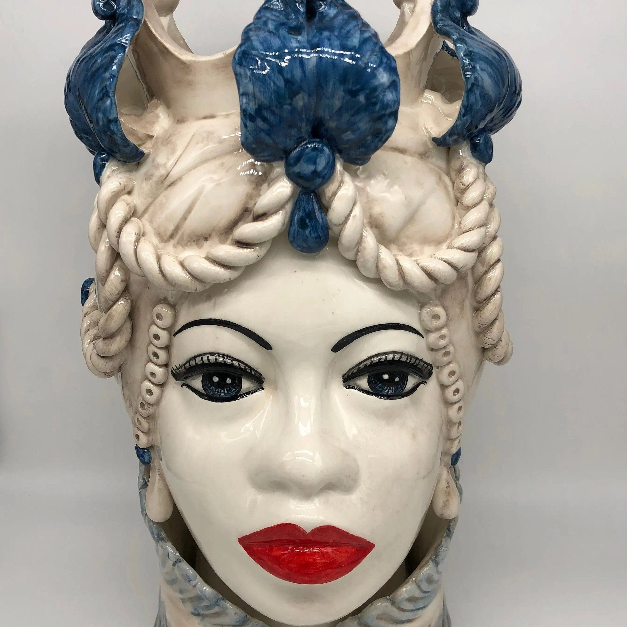 Teste di Moro Zefiro Ceramica Caltagirone cm H.43 L.26 Artigianale Écru Foglie Blu DD CERAMICHE SICILIANE