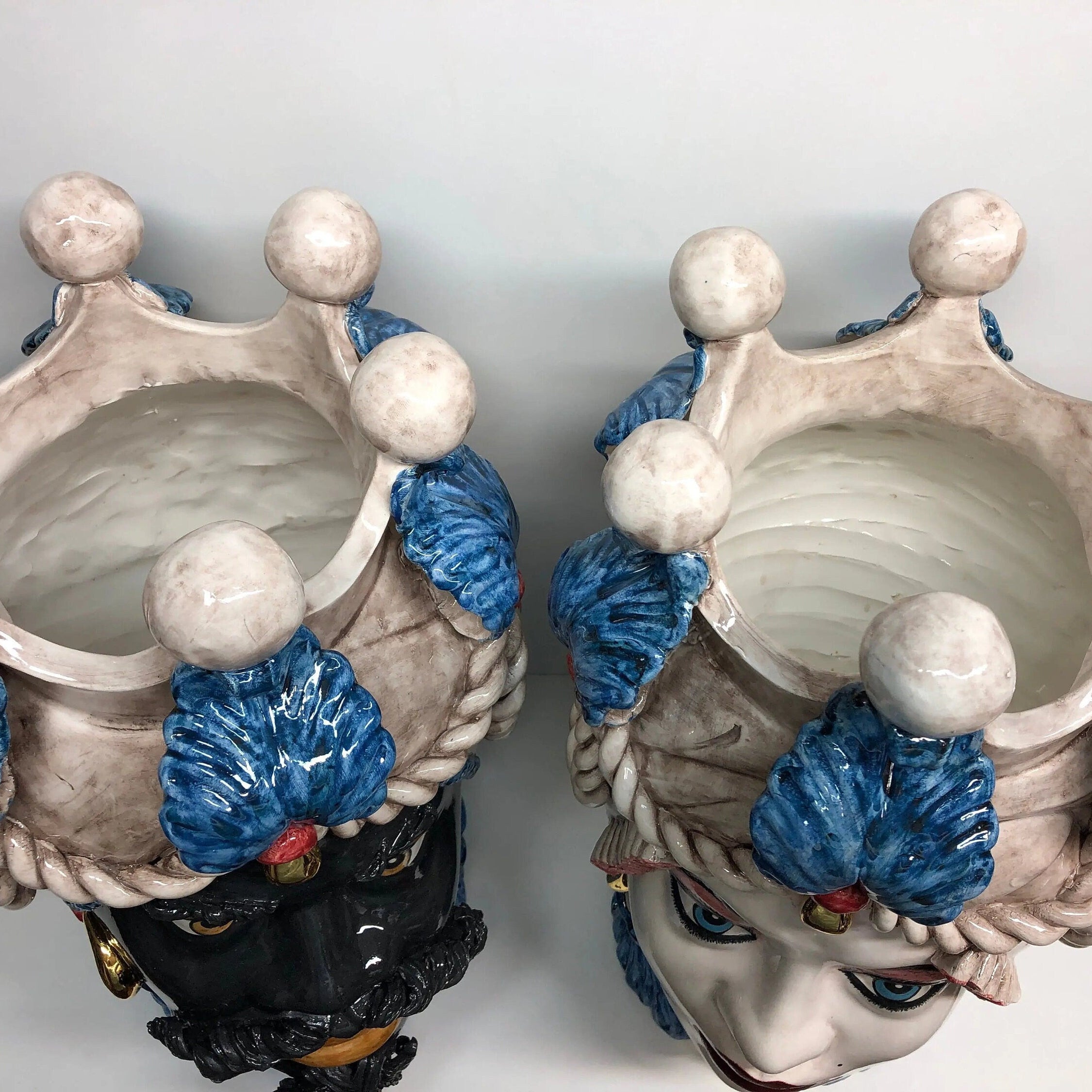 Teste di Moro Zefiro Ceramica Caltagirone cm H.43 L.26 Artigianale Écru Foglie Blu Oro DD CERAMICHE SICILIANE