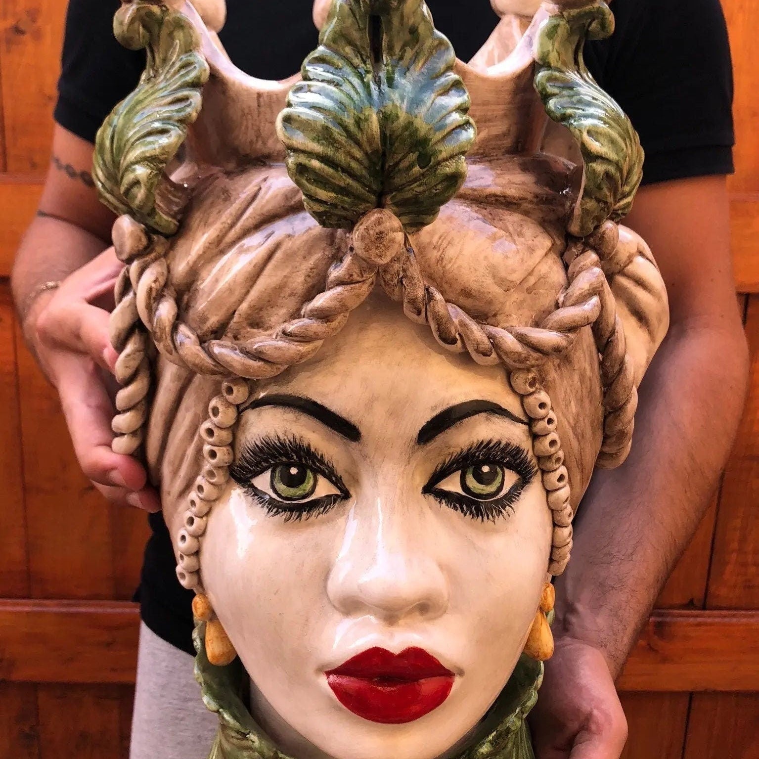 Teste di Moro Zefiro Ceramica Caltagirone cm H.43 L.26 Artigianale Écru Foglie Verde DD CERAMICHE SICILIANE