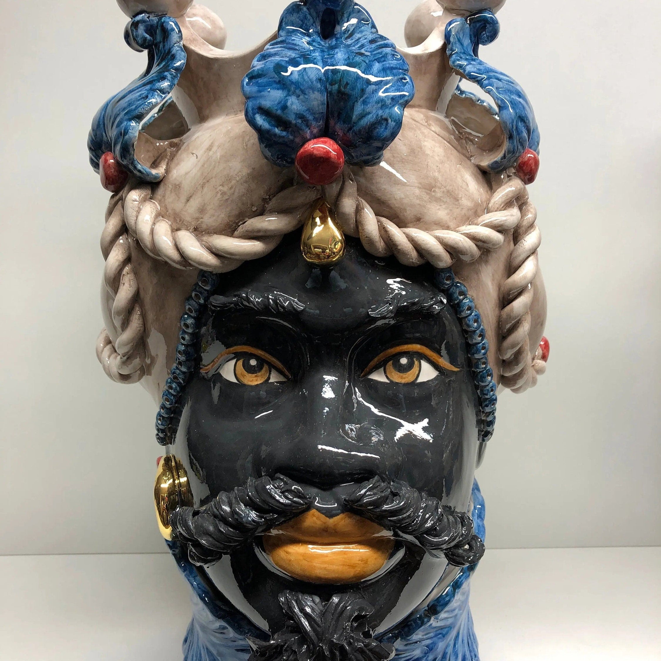 Teste di Moro Zefiro Ceramica Caltagirone cm H.43 L.26 Artigianale Écru Foglie Blu Oro DD CERAMICHE SICILIANE