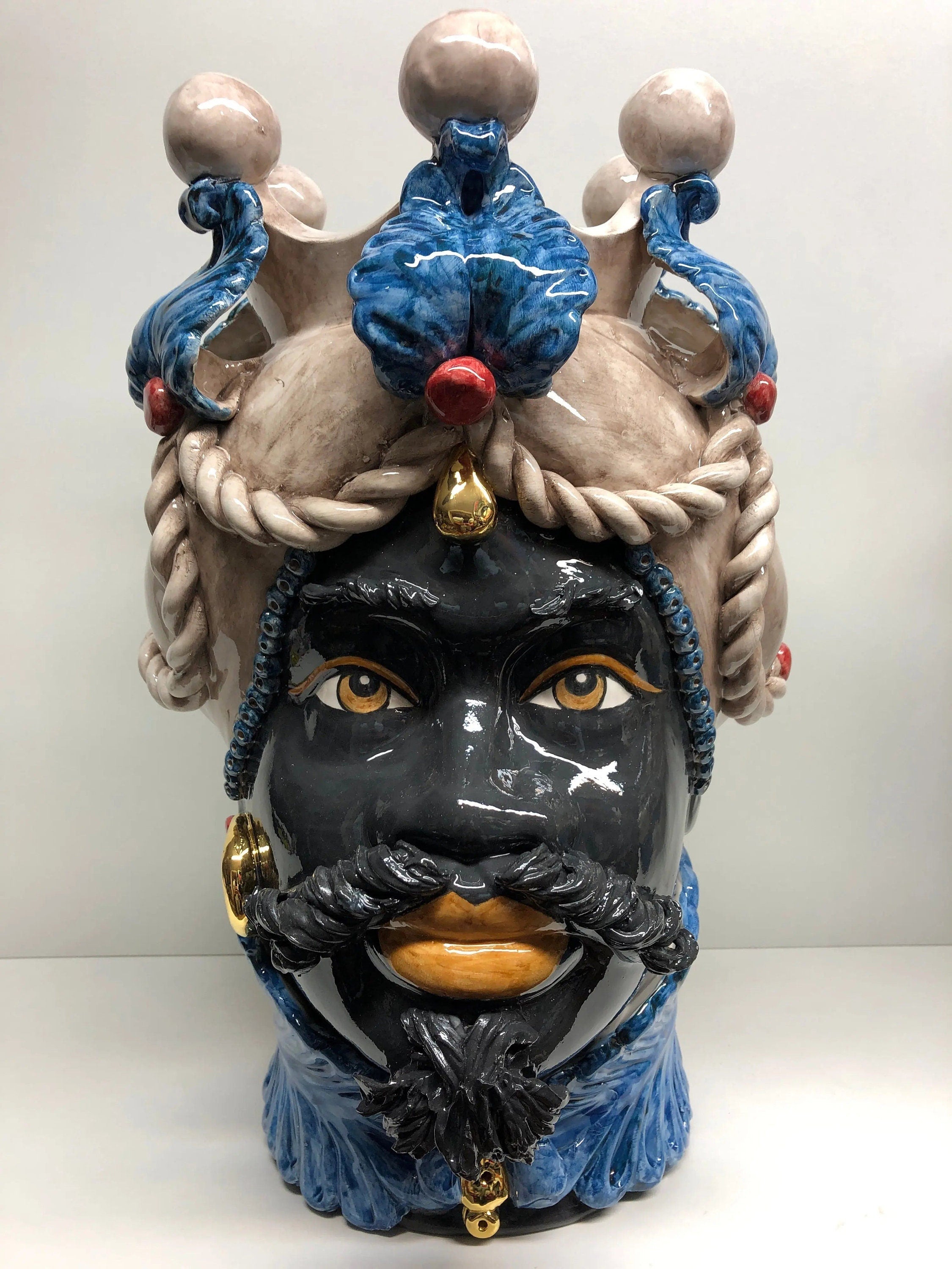 Teste di Moro Zefiro Ceramica Caltagirone cm H.43 L.26 Artigianale Écru Foglie Blu Oro DD CERAMICHE SICILIANE