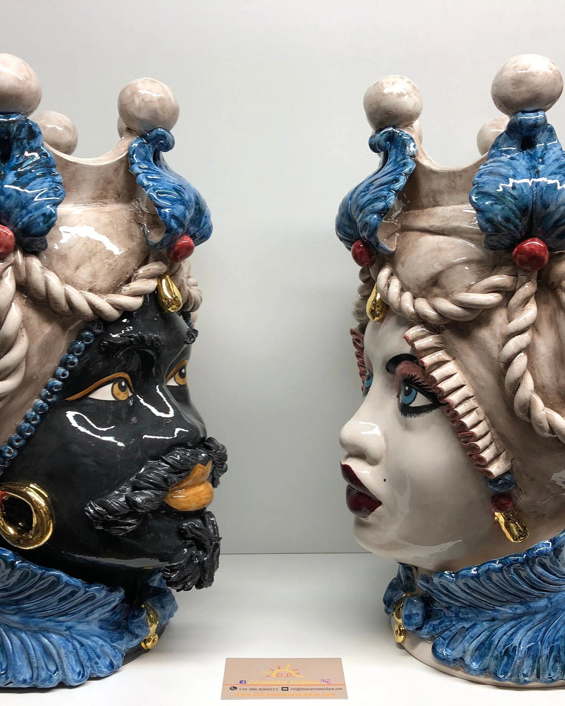 Teste di Moro Zefiro Ceramica Caltagirone cm H.43 L.26 Artigianale Écru Foglie Blu Oro DD CERAMICHE SICILIANE