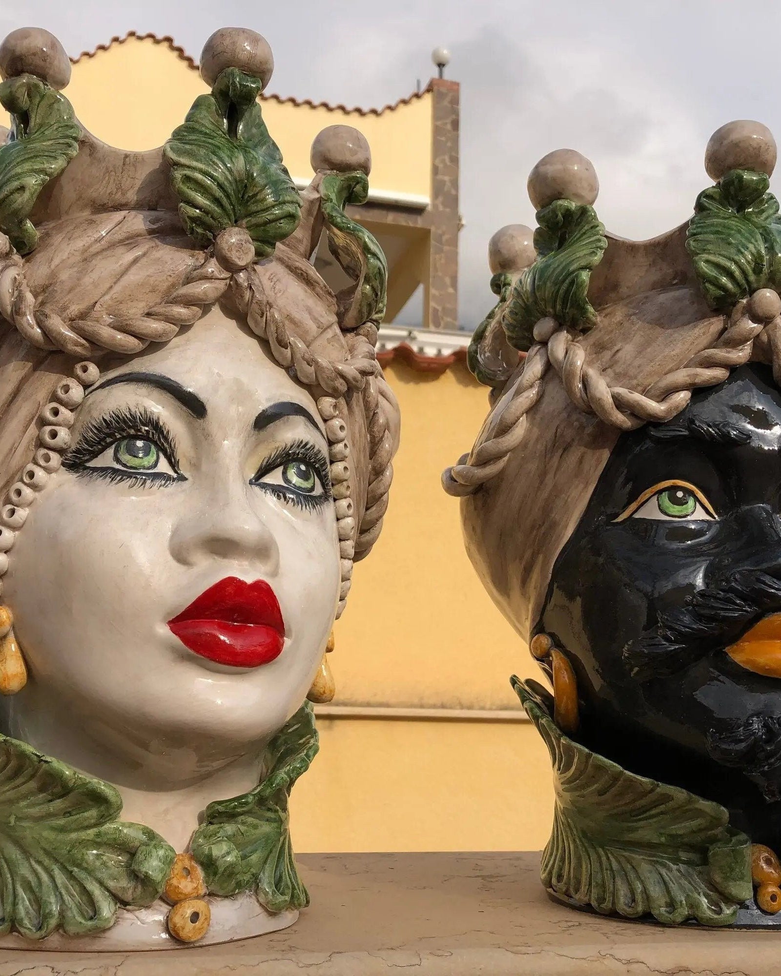 Teste di Moro Zefiro Ceramica Caltagirone cm H.43 L.26 Artigianale Écru Foglie Verde DD CERAMICHE SICILIANE