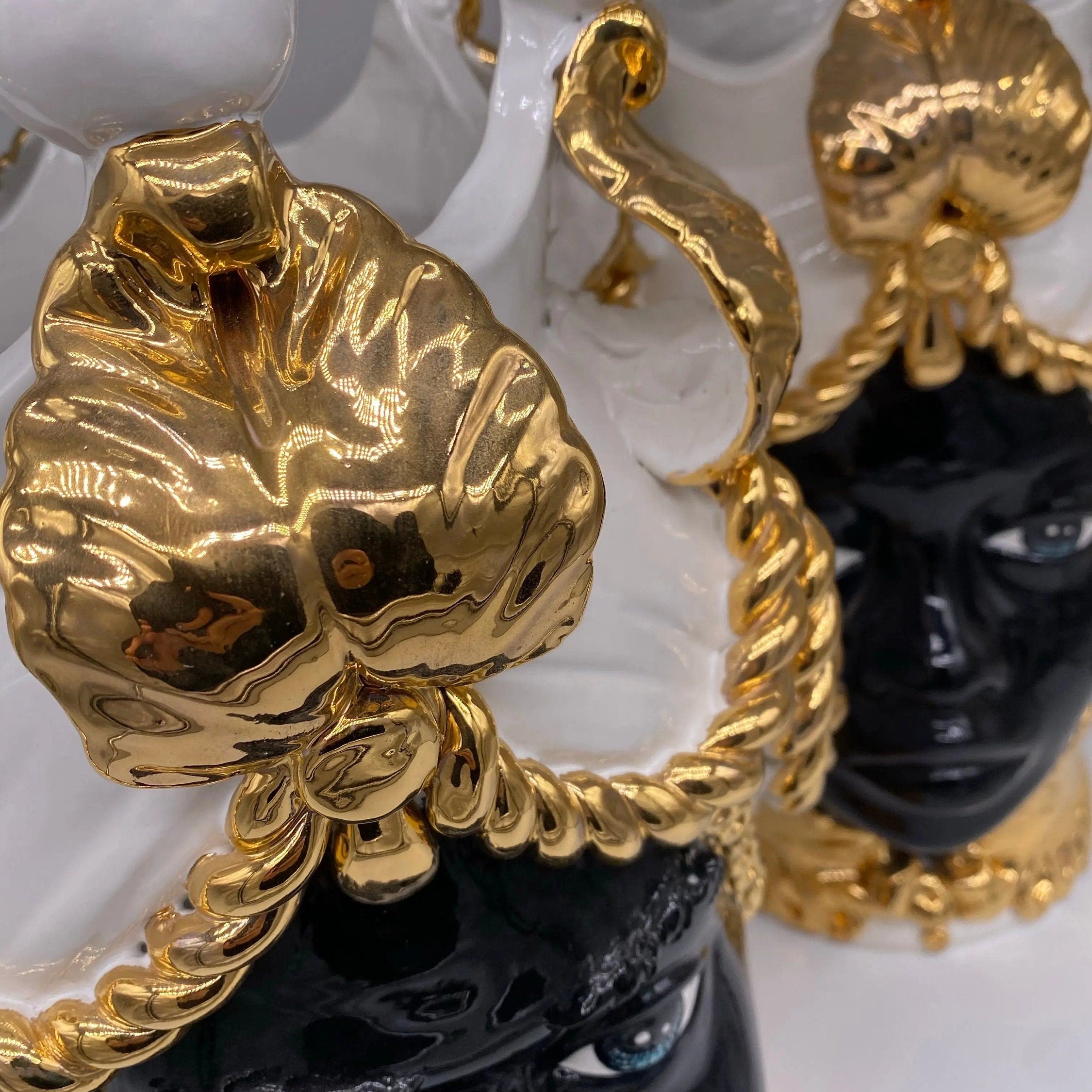 Teste di Moro Zefiro Ceramica Caltagirone cm H.43 L.26 Artigianale Bianco Oro Viso Scuro DD CERAMICHE SICILIANE