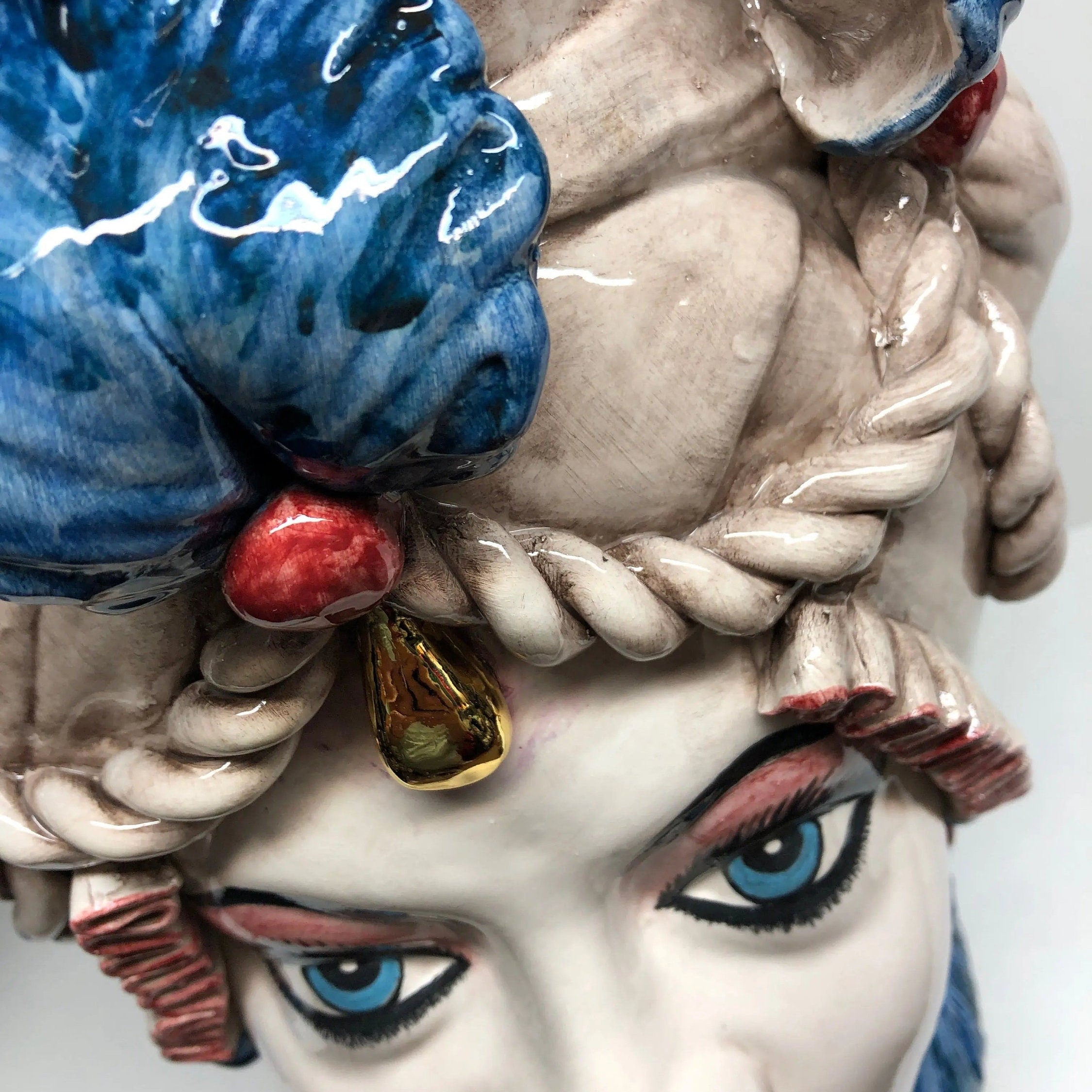 Teste di Moro Zefiro Ceramica Caltagirone cm H.43 L.26 Artigianale Écru Foglie Blu Oro DD CERAMICHE SICILIANE