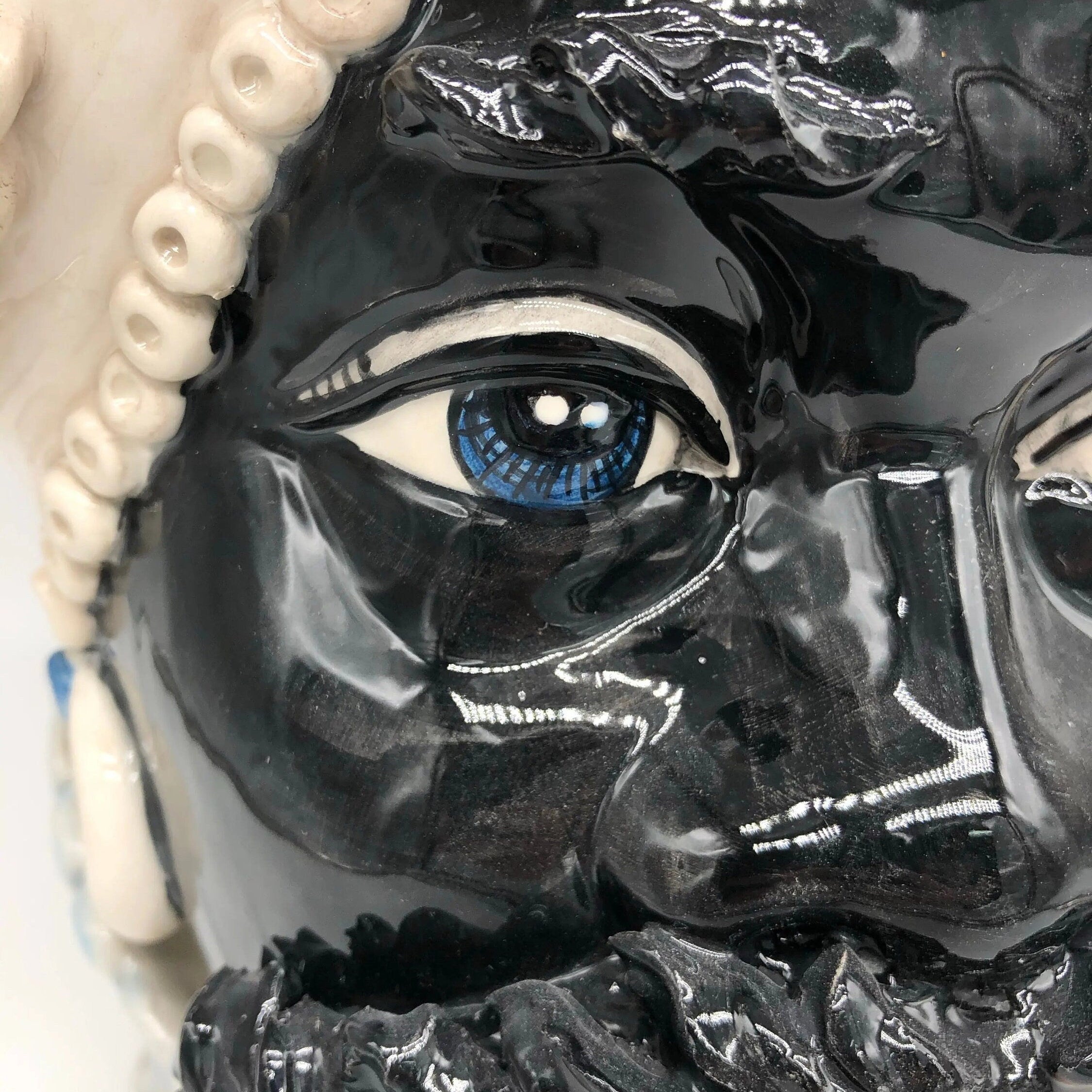 Teste di Moro Zefiro Ceramica Caltagirone cm H.43 L.26 Artigianale Écru Foglie Blu DD CERAMICHE SICILIANE