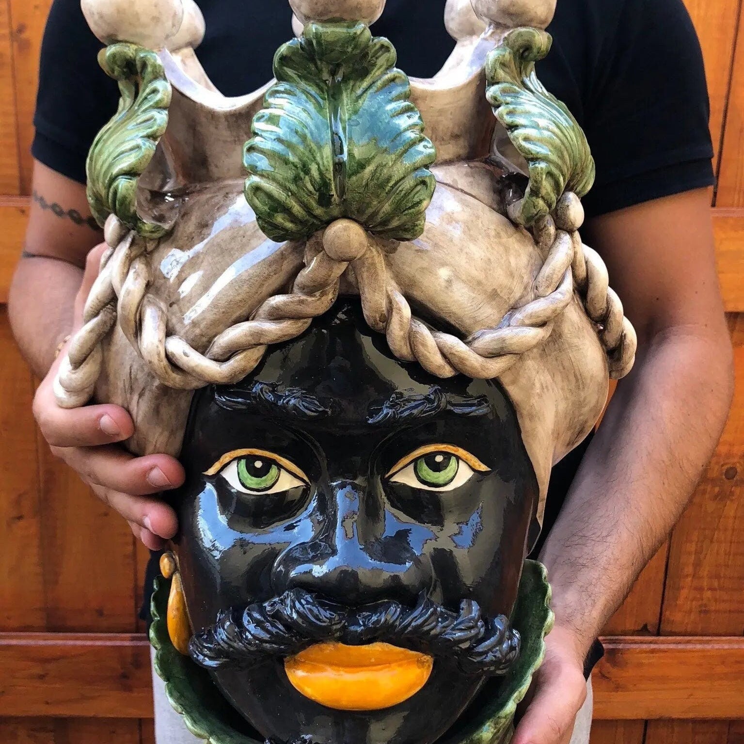 Teste di Moro Zefiro Ceramica Caltagirone cm H.43 L.26 Artigianale Écru Foglie Verde DD CERAMICHE SICILIANE