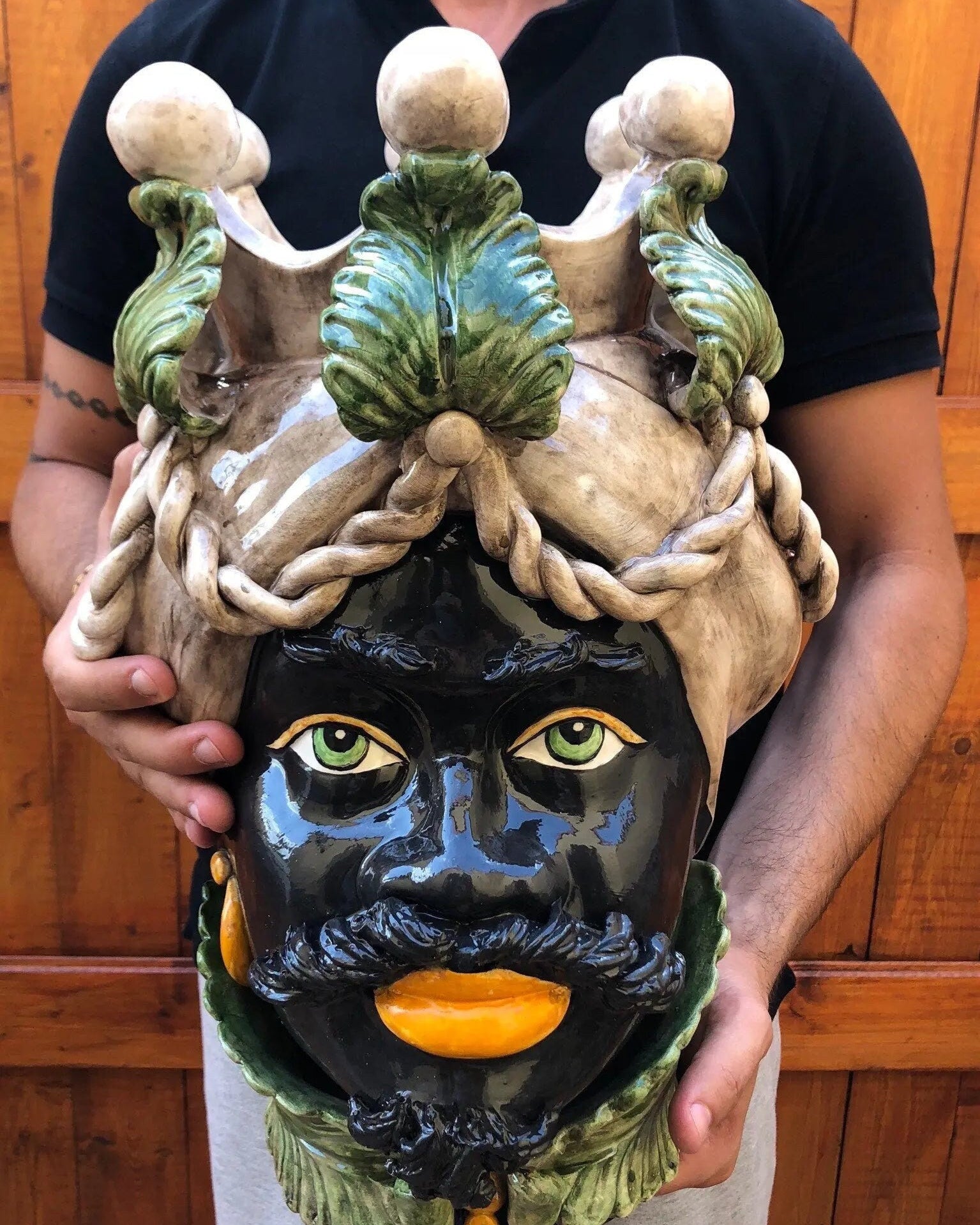 Teste di Moro Zefiro Ceramica Caltagirone cm H.43 L.26 Artigianale Écru Foglie Verde DD CERAMICHE SICILIANE