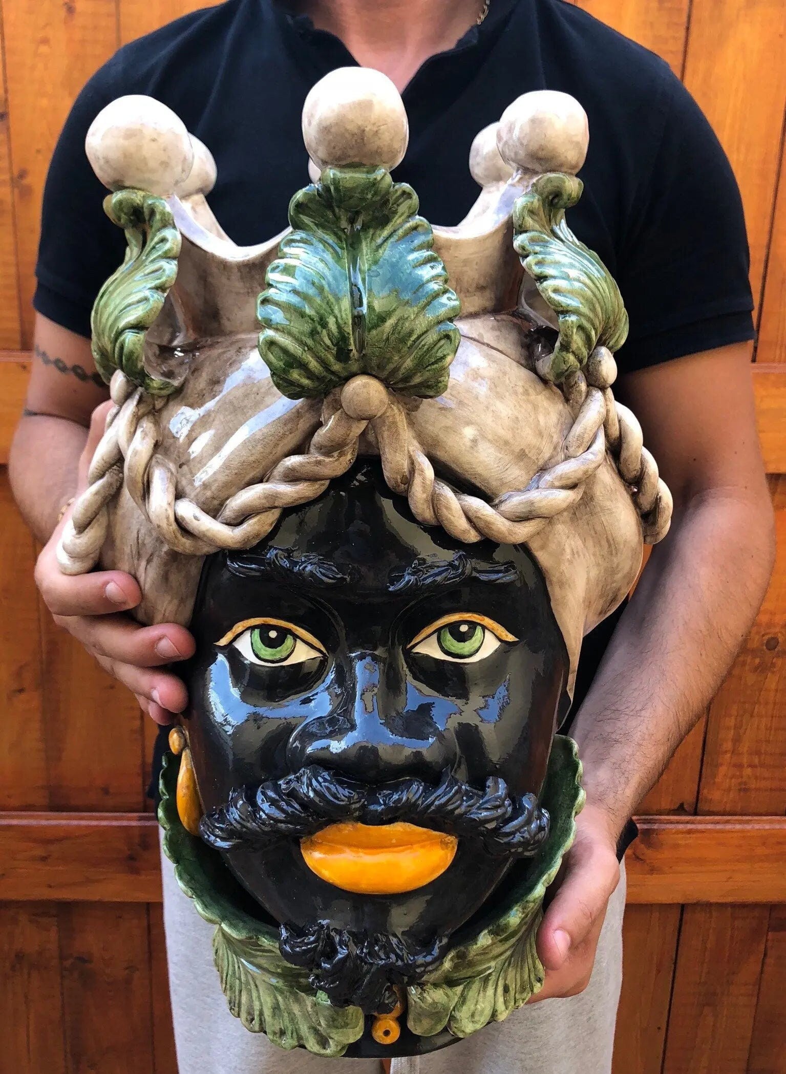 Teste di Moro Zefiro Ceramica Caltagirone cm H.43 L.26 Artigianale Écru Foglie Verde DD CERAMICHE SICILIANE