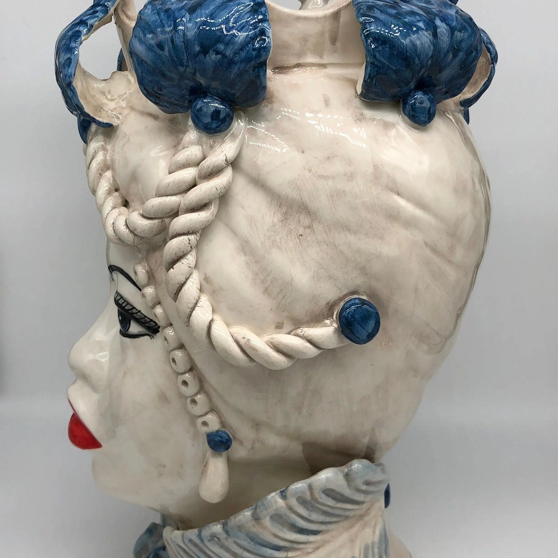 Teste di Moro Zefiro Ceramica Caltagirone cm H.43 L.26 Artigianale Écru Foglie Blu DD CERAMICHE SICILIANE