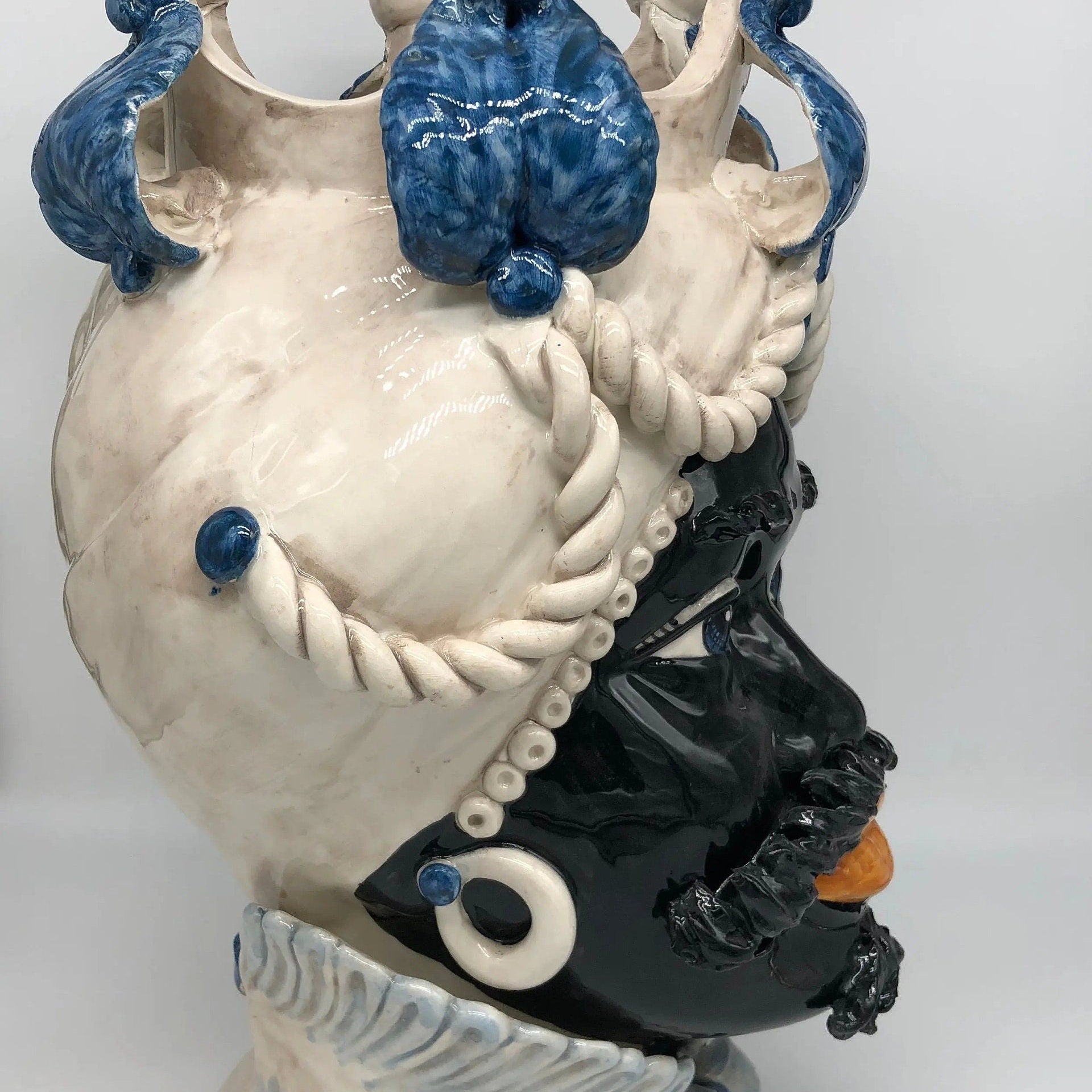 Teste di Moro Zefiro Ceramica Caltagirone cm H.43 L.26 Artigianale Écru Foglie Blu DD CERAMICHE SICILIANE