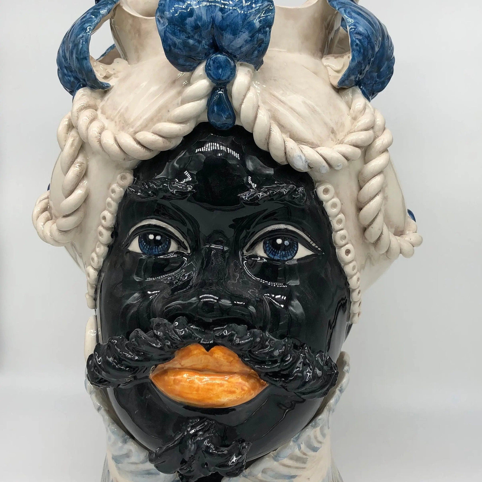 Teste di Moro Zefiro Ceramica Caltagirone cm H.43 L.26 Artigianale Écru Foglie Blu DD CERAMICHE SICILIANE