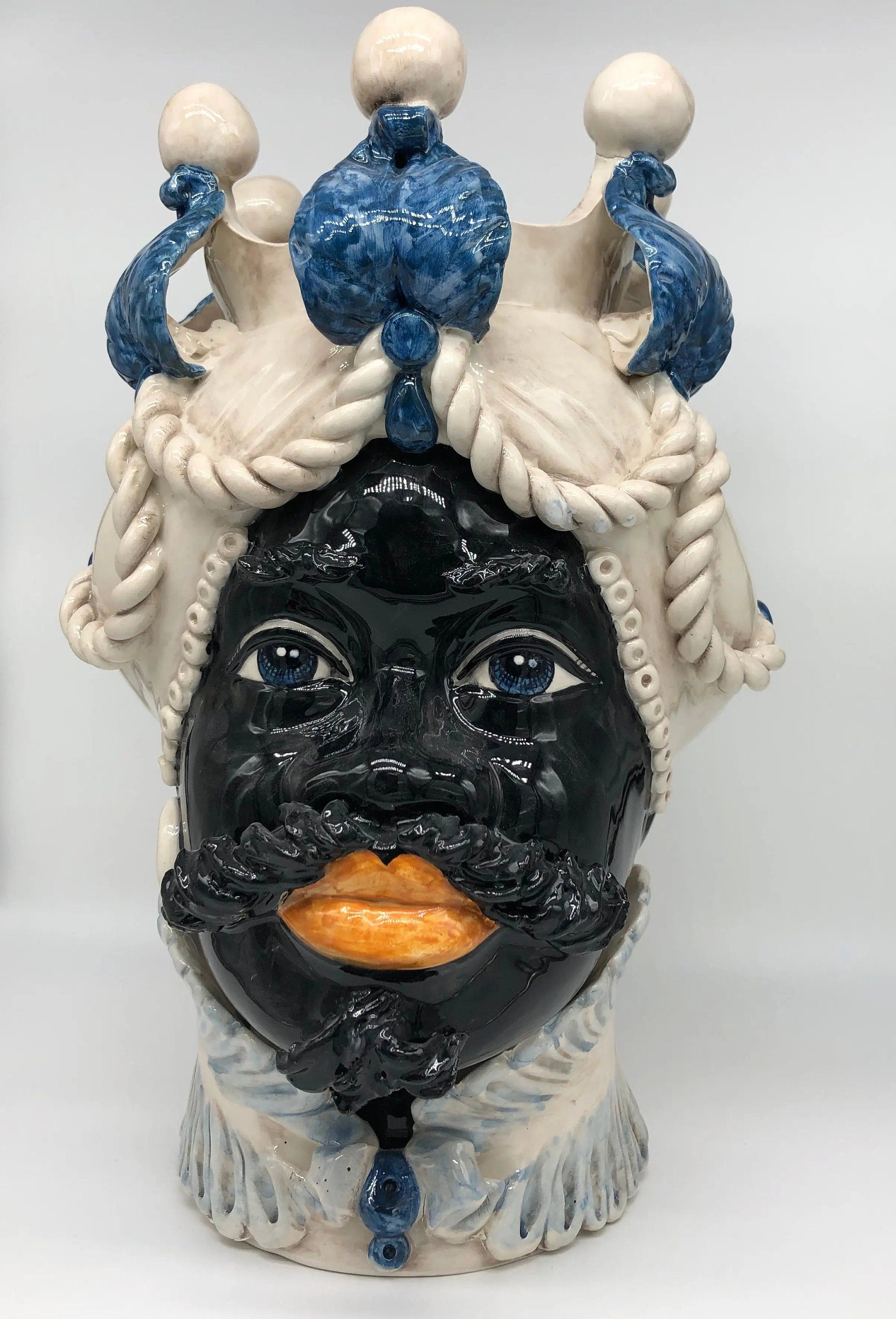 Teste di Moro Zefiro Ceramica Caltagirone cm H.43 L.26 Artigianale Écru Foglie Blu DD CERAMICHE SICILIANE