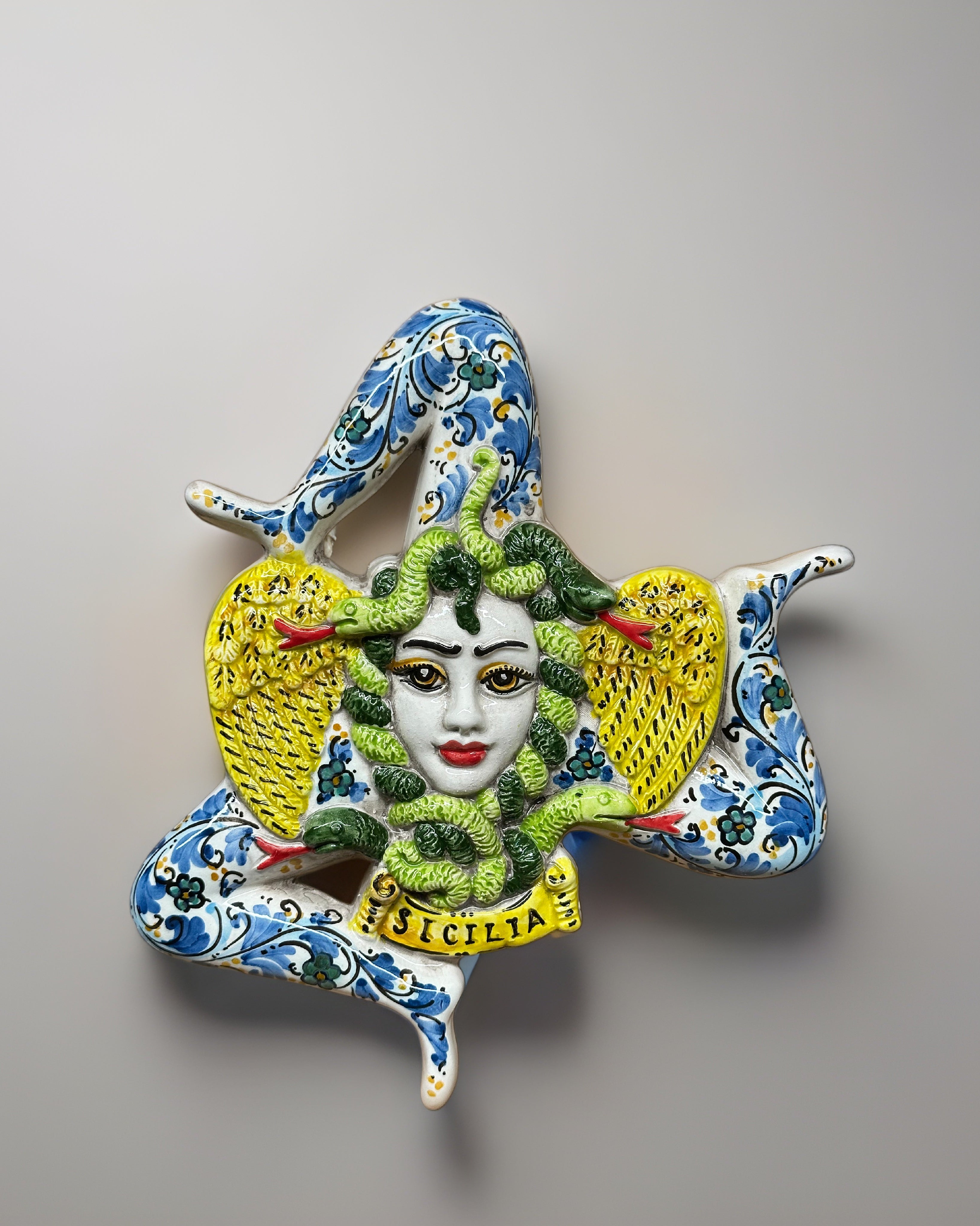 Trinacria Decorata Bianco cm H.27 Ceramica Caltagirone fatto a mano - OGGETTISTICA