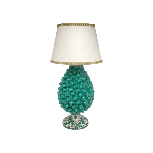 Lampada da tavolo in ceramica turchese a forma di pigna con paralume bianco e bordo in corda.