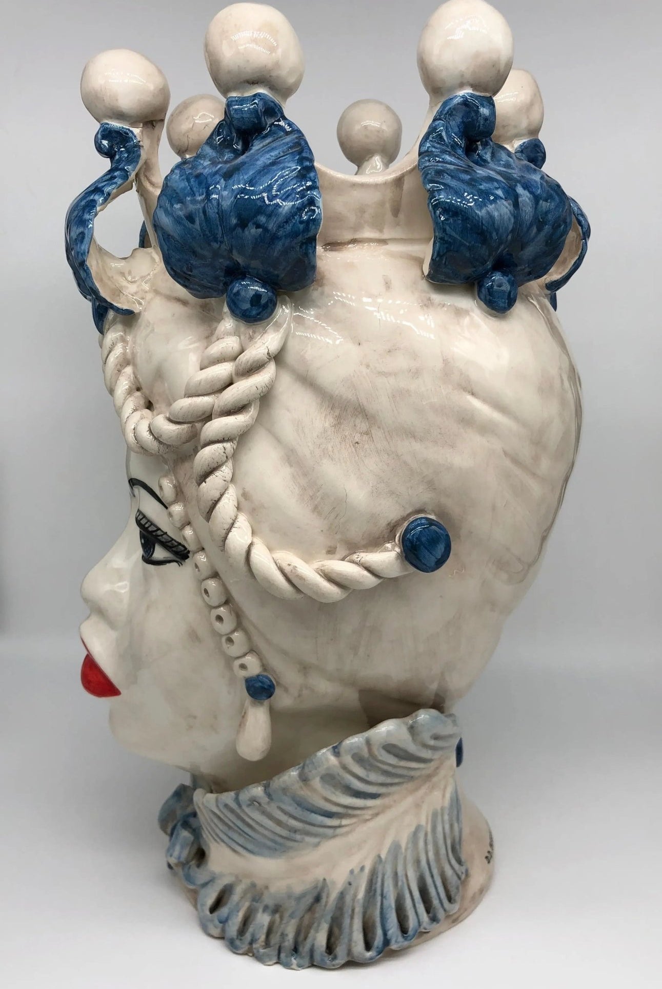 Teste di Moro Zefiro Ceramica Caltagirone cm H.43 L.26 Artigianale Écru Foglie Blu - DD CERAMICHE SICILIANE