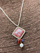 Collana Piastrella Ceramica Caltagirone Decoro Barocco Rosso, catena perline bianche DD CERAMICHE SICILIANE