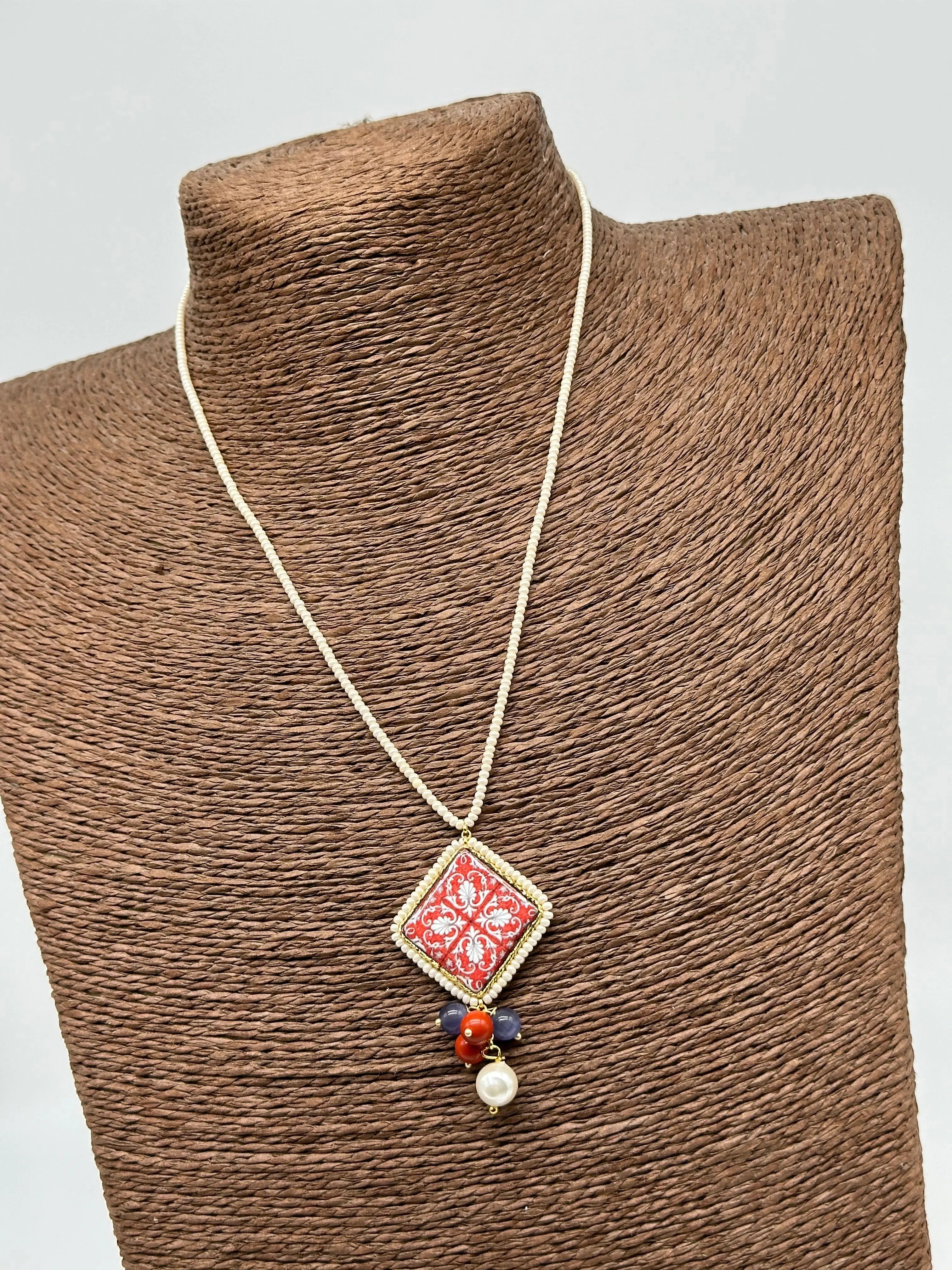 Collana Piastrella Ceramica Caltagirone Decoro Barocco Rosso, catena perline bianche DD CERAMICHE SICILIANE