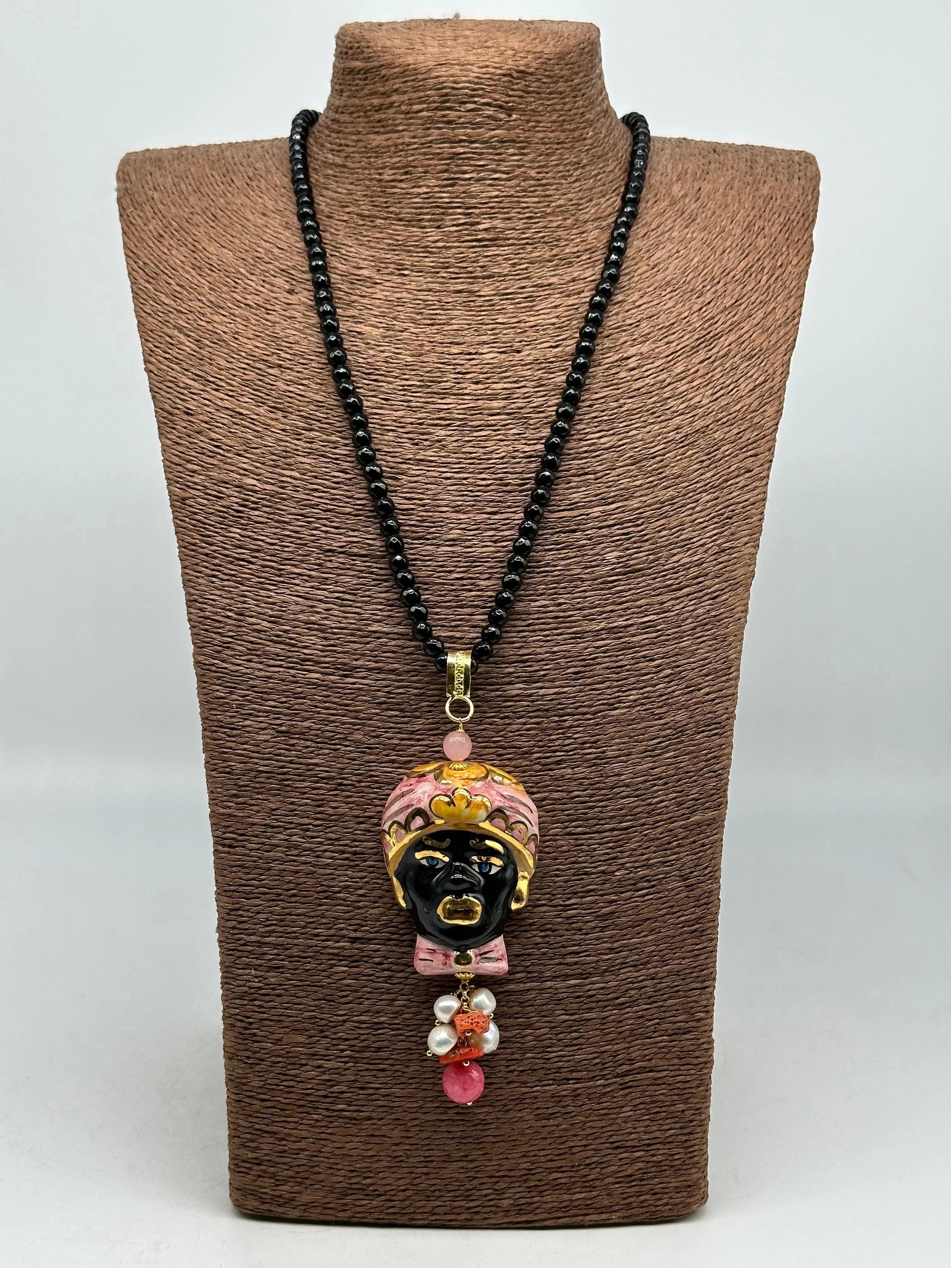 Collana di pietre nere Testa di Moro Ceramica di Caltagirone Turbante Rosa Decorato DD CERAMICHE SICILIANE