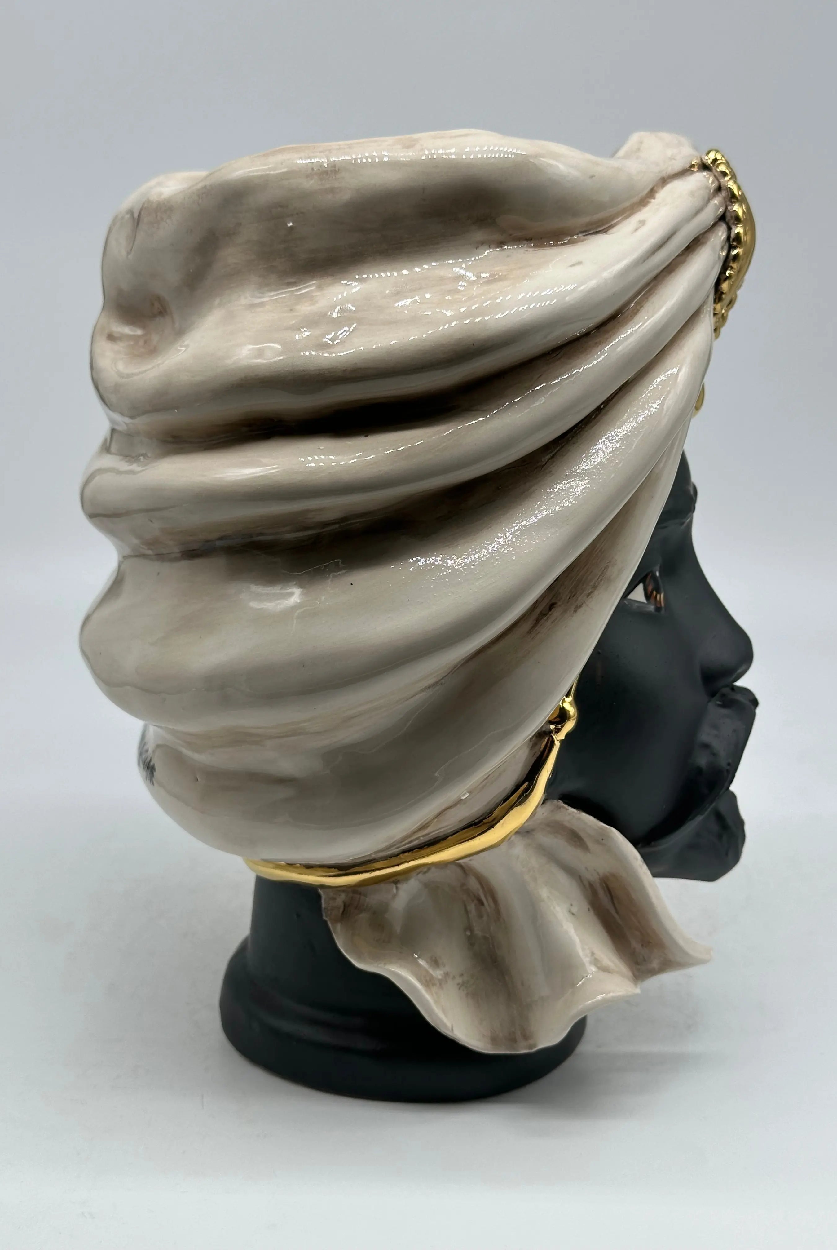 FINE SERIE - Testa di Moro Atena Uomo Ceramica Caltagirone cm H.24 L.18 Artigianale Écru Nero Oro DD CERAMICHE SICILIANE