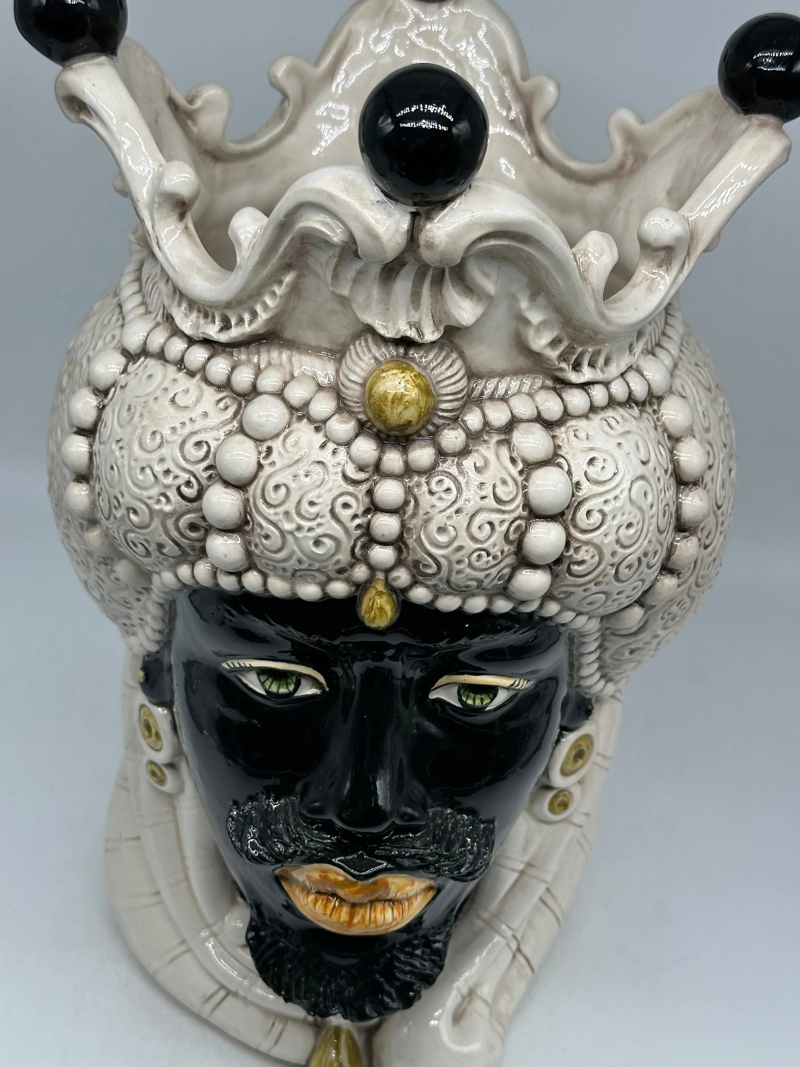 FINE SERIE - Testa di Moro Emiro Ceramica Caltagirone cm H.38 L.23 Artigianale Écru Sfere Nero DD CERAMICHE SICILIANE