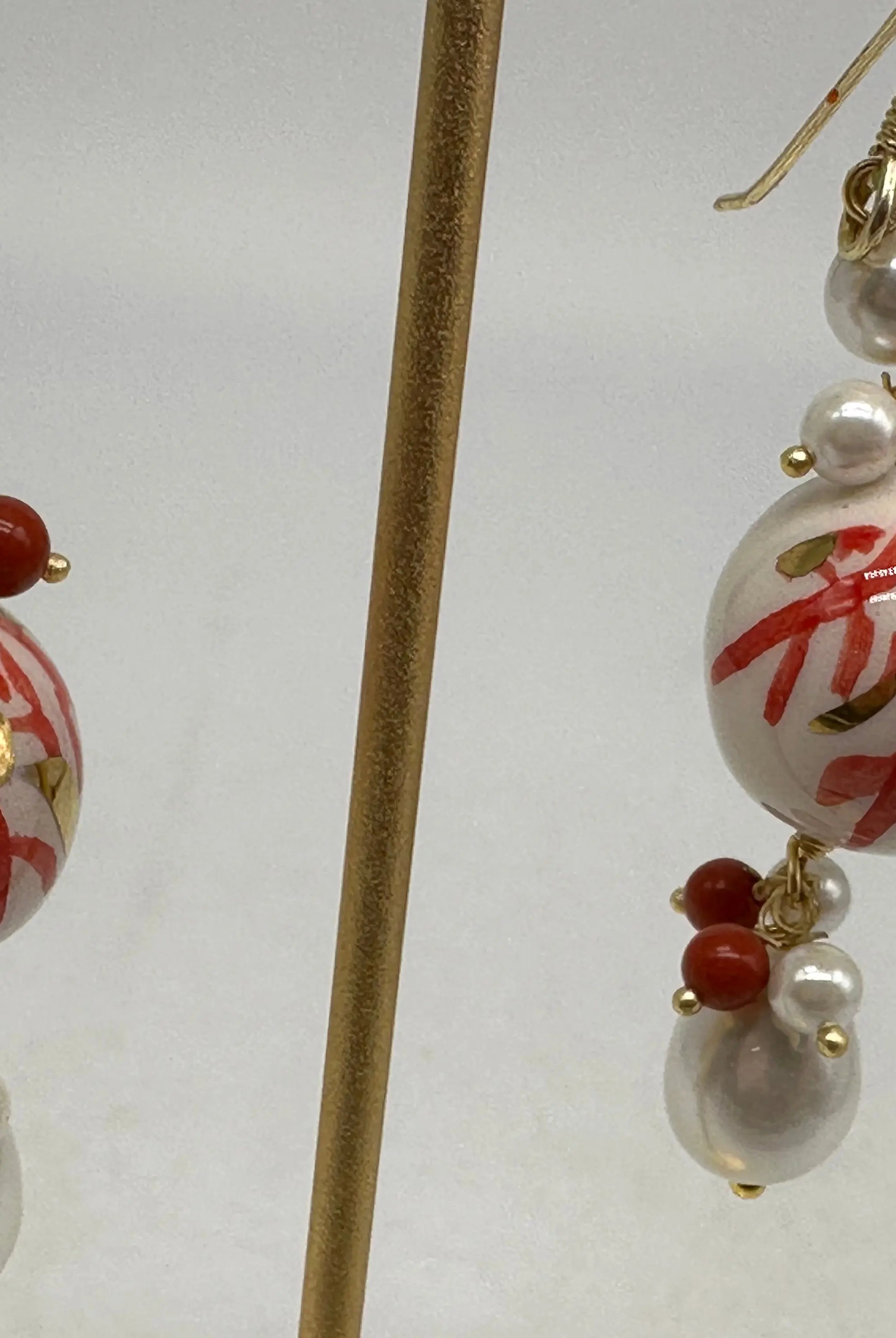 Orecchini Artigianali Sfere di Natale Bianco con decori Rosso in Ceramica di Caltagirone, pietre e corallo DD CERAMICHE SICILIANE