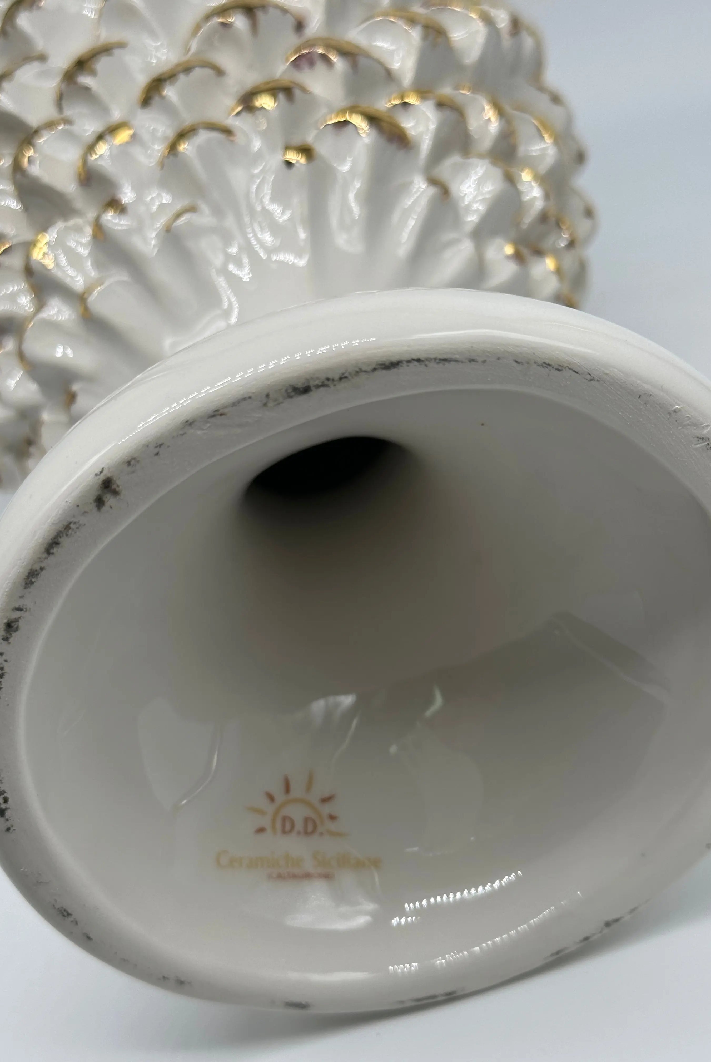 Pigna Ceramica Caltagirone cm H.35 L.17 Artigianale Bianco Oro Linea Luis DD CERAMICHE SICILIANE