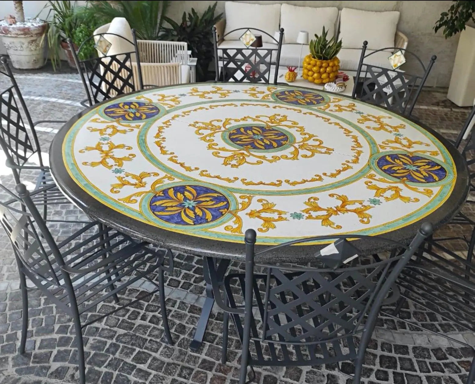 Tavolo Rotondo in Pietra Lavica (cod.TVRPLO1-6-1-2) - MISURE VARIE DD CERAMICHE SICILIANE