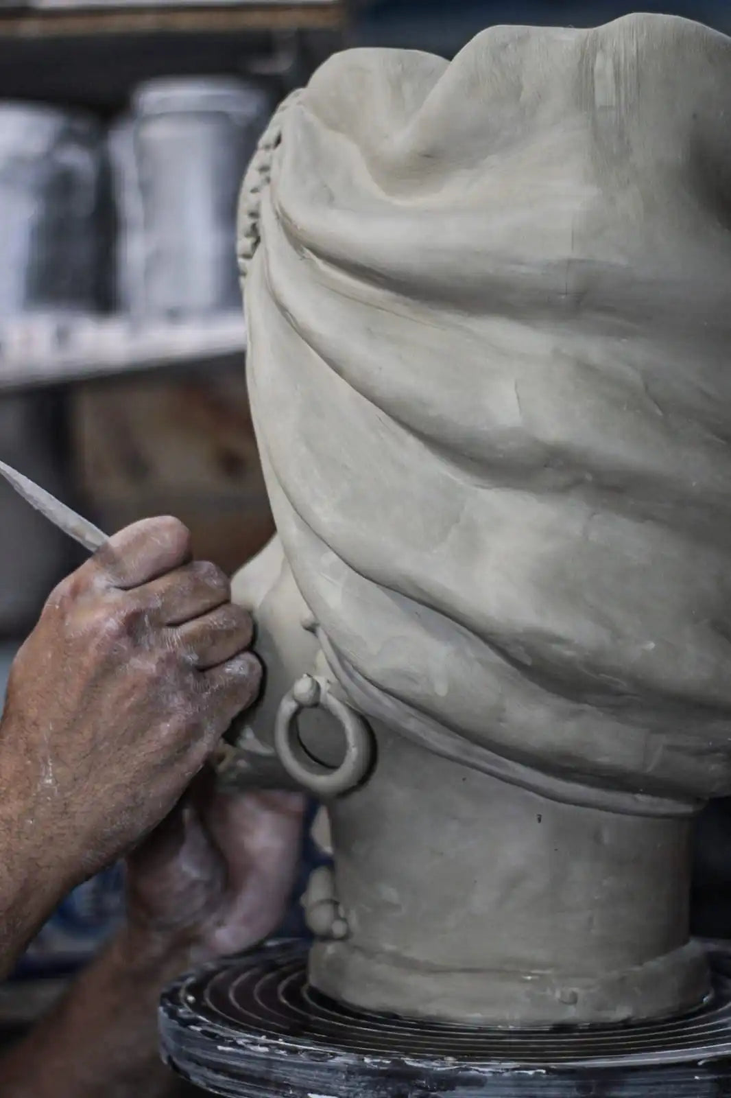 Scultura in argilla o busto lavorato con cura con strumenti di scultura.