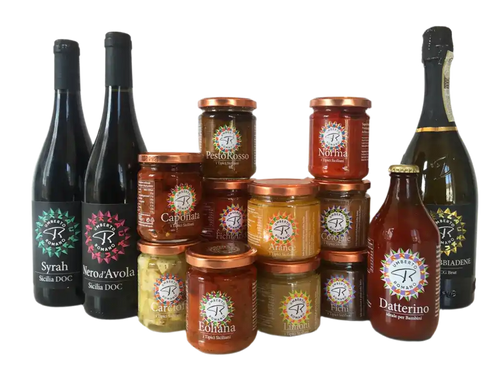Selezione di prodotti alimentari in bottiglia e in barattolo.