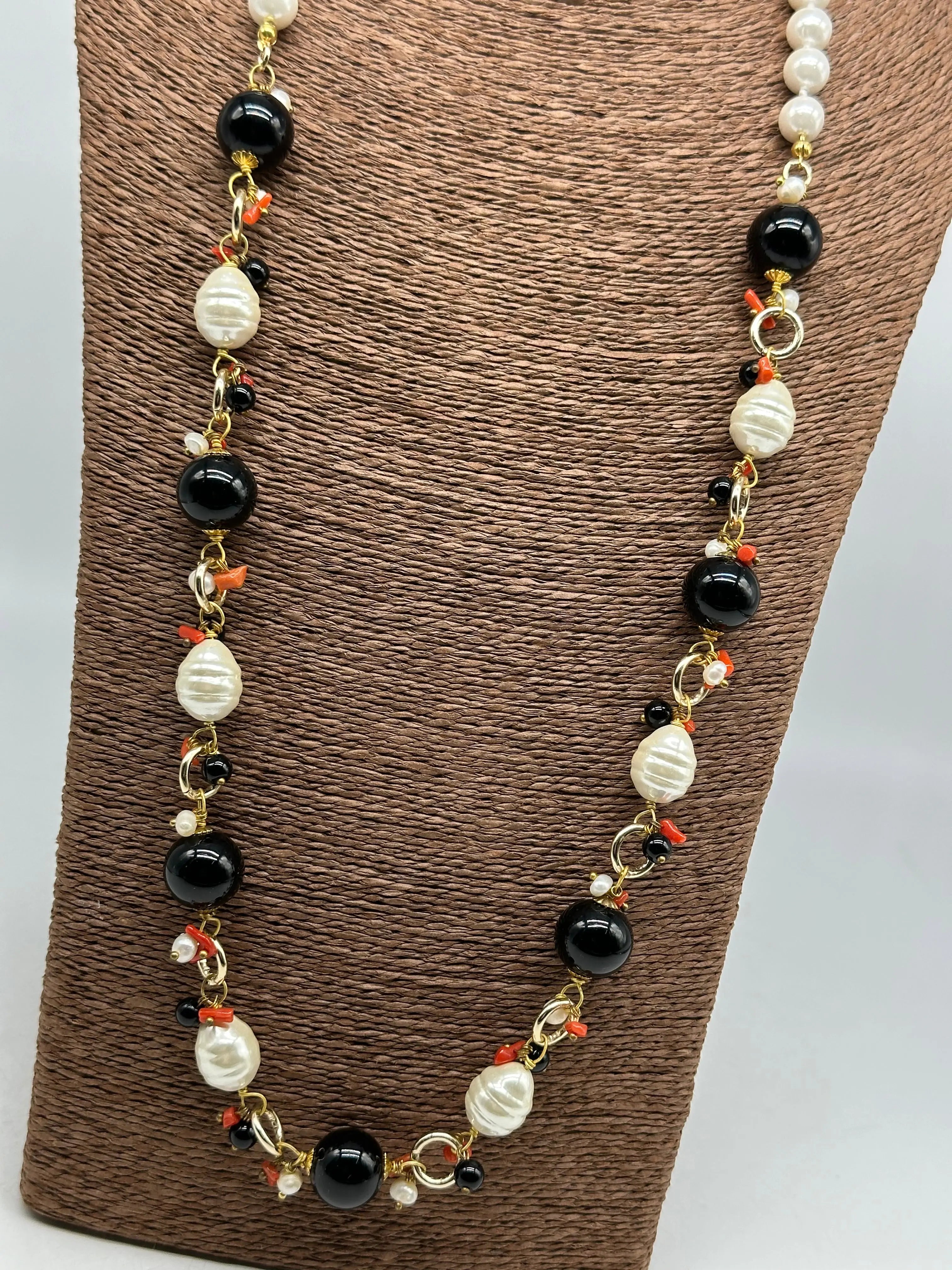 Collana Artigianale Pietre Nero, Corallo e Perle bianche DD CERAMICHE SICILIANE