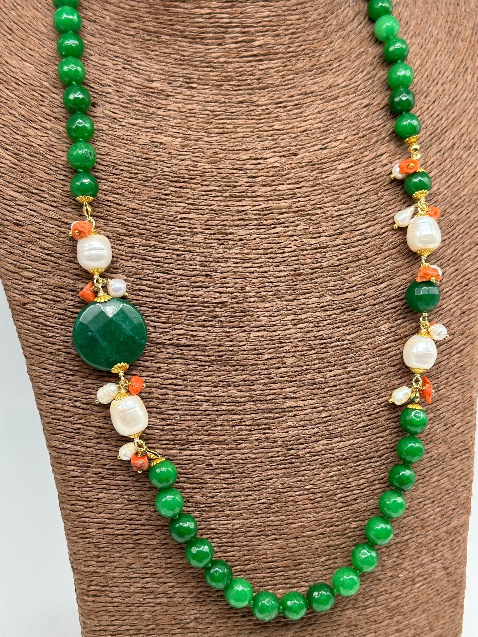 Collana con Avventurina verde e cornetti in corallo – Amlé Boutique Collana con Avventurina verde e cornetti in corallo – Amlé Boutique