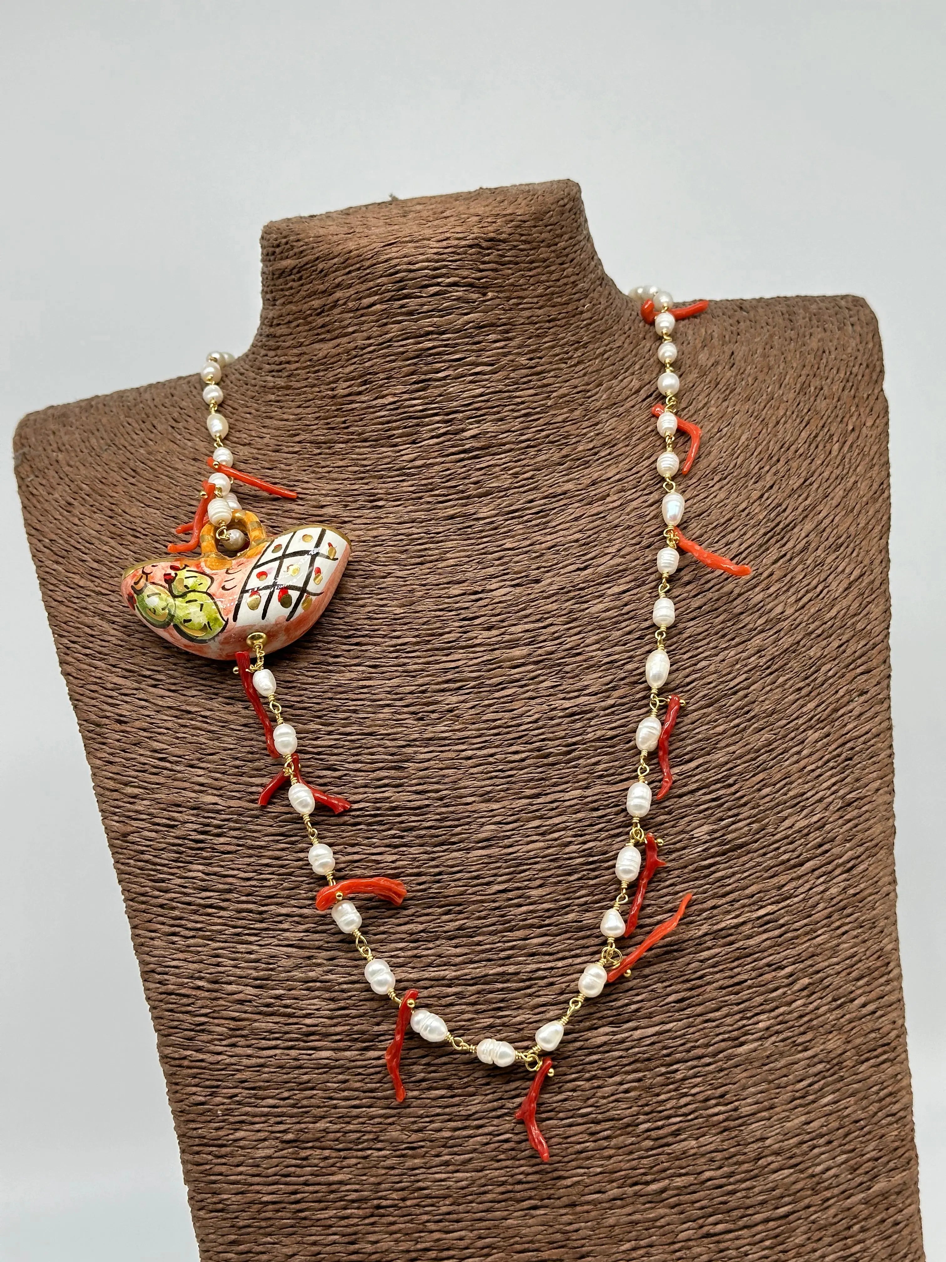 Collana Coffa Siciliana decorata Ceramica di Caltagirone, Perle e Corallo DD CERAMICHE SICILIANE