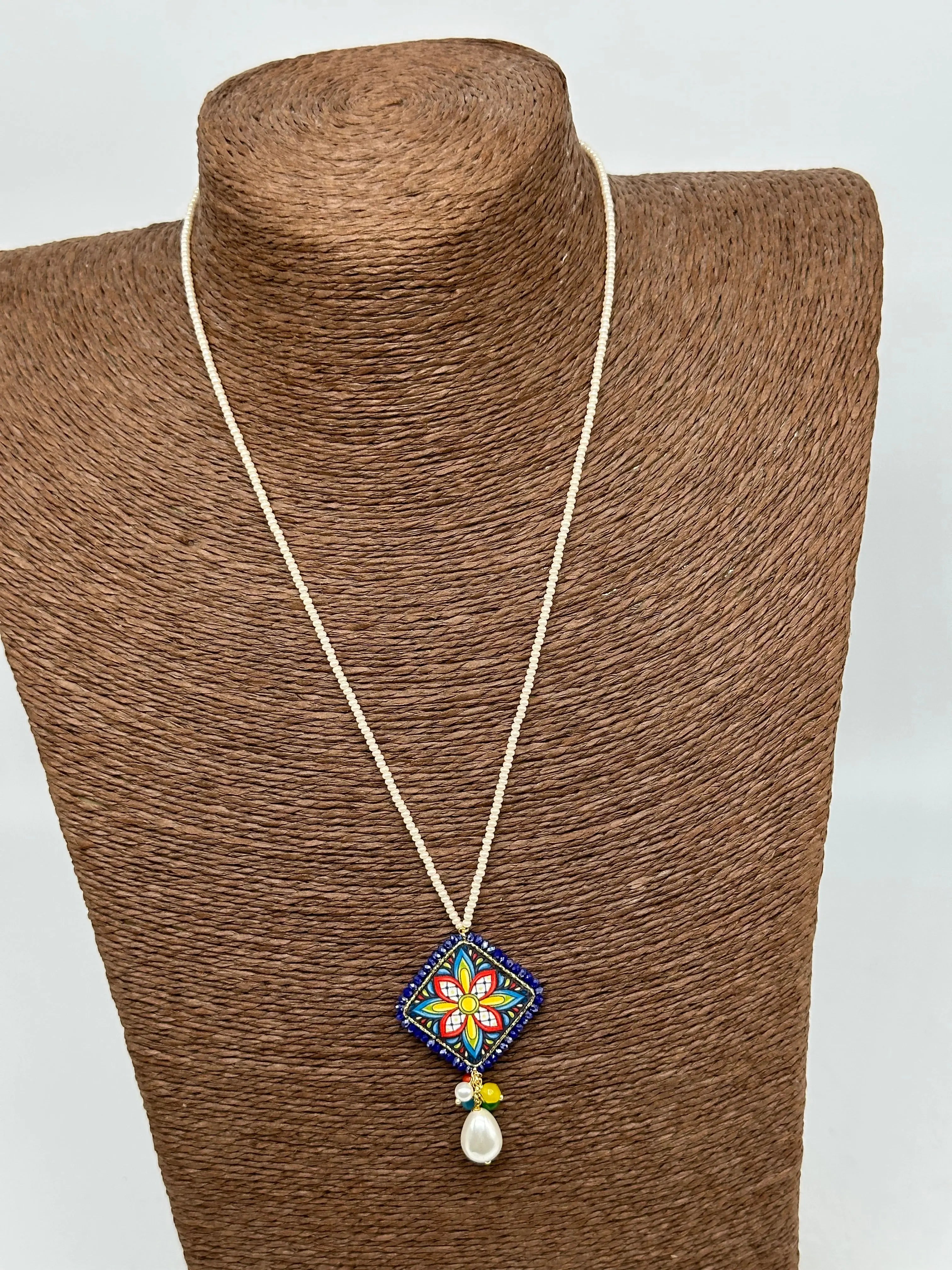 Collana Piastrella Ceramica Caltagirone Cornice Blu, catena perline bianche DD CERAMICHE SICILIANE