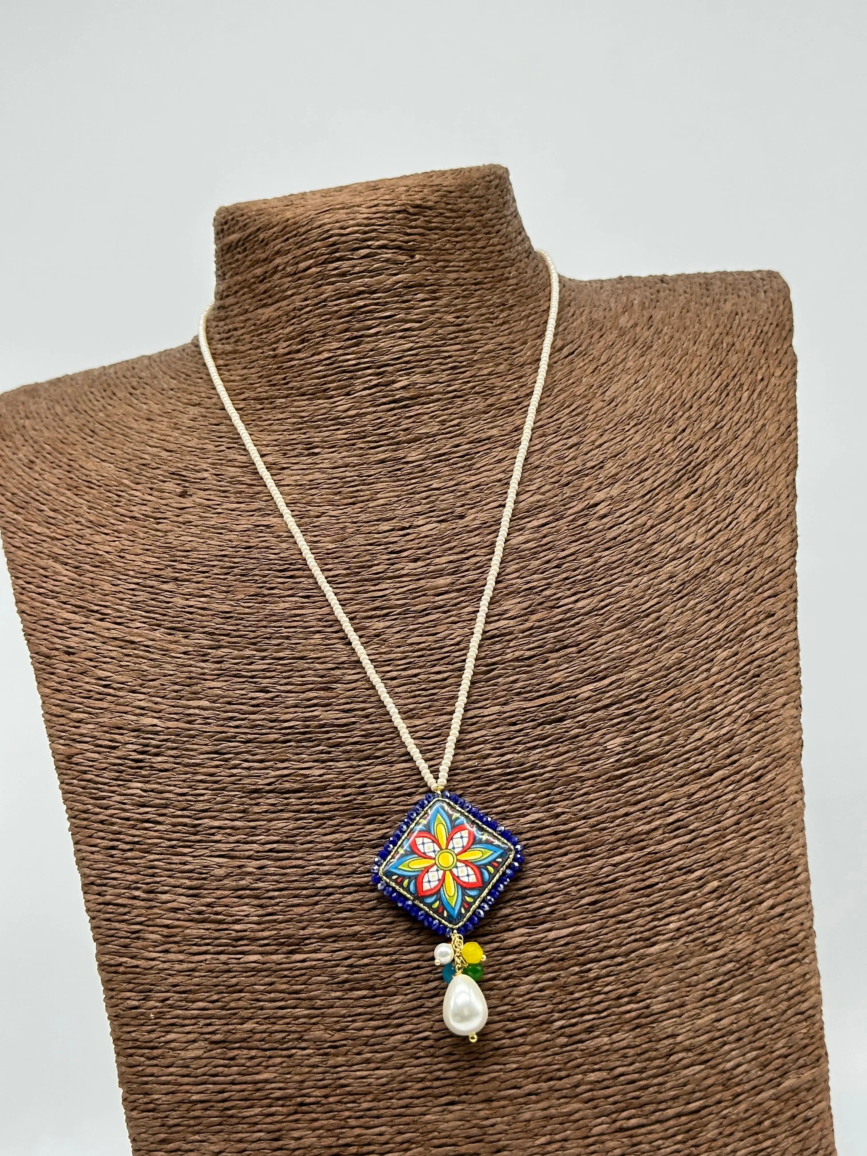 Collana Piastrella Ceramica Caltagirone Cornice Blu, catena perline bianche DD CERAMICHE SICILIANE