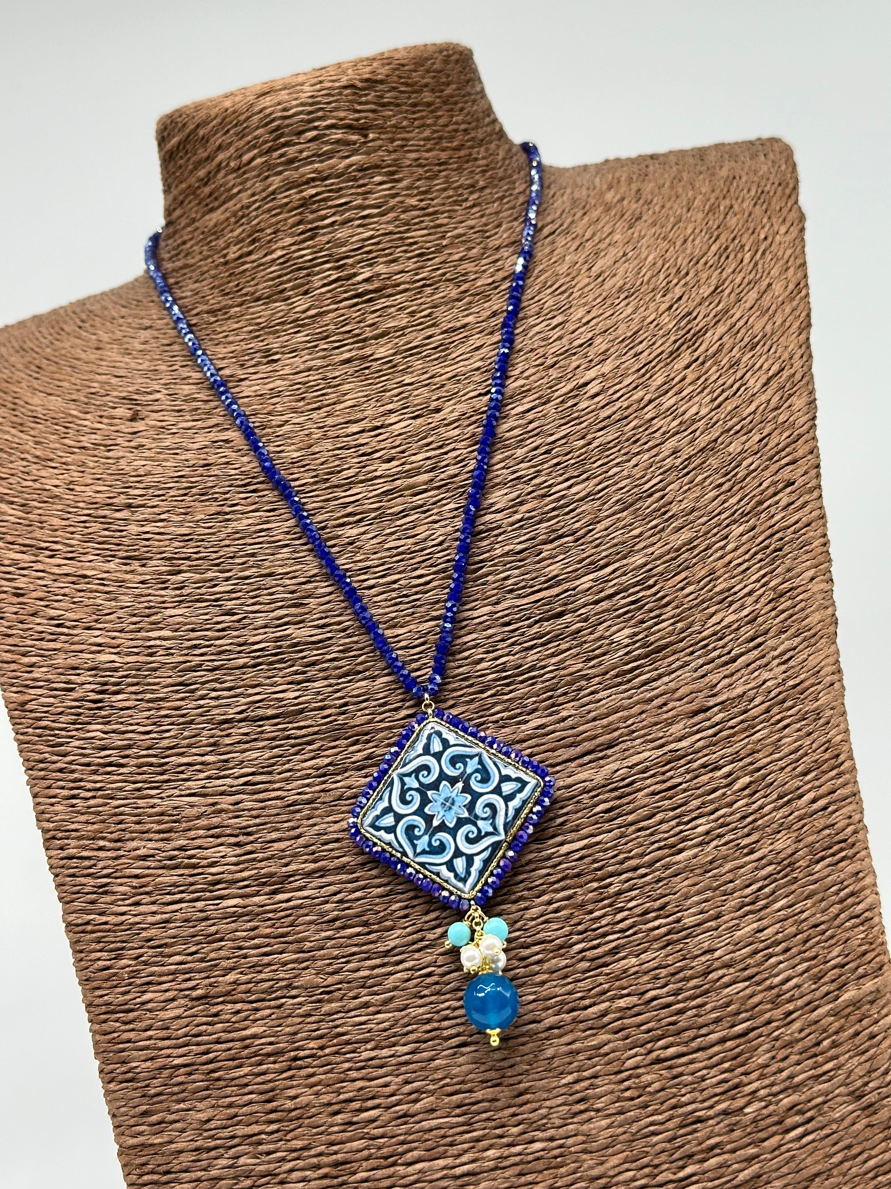 Collana Piastrella Ceramica Caltagirone Decoro Barocco Blu catena perline blu V.1 - BIJOUX