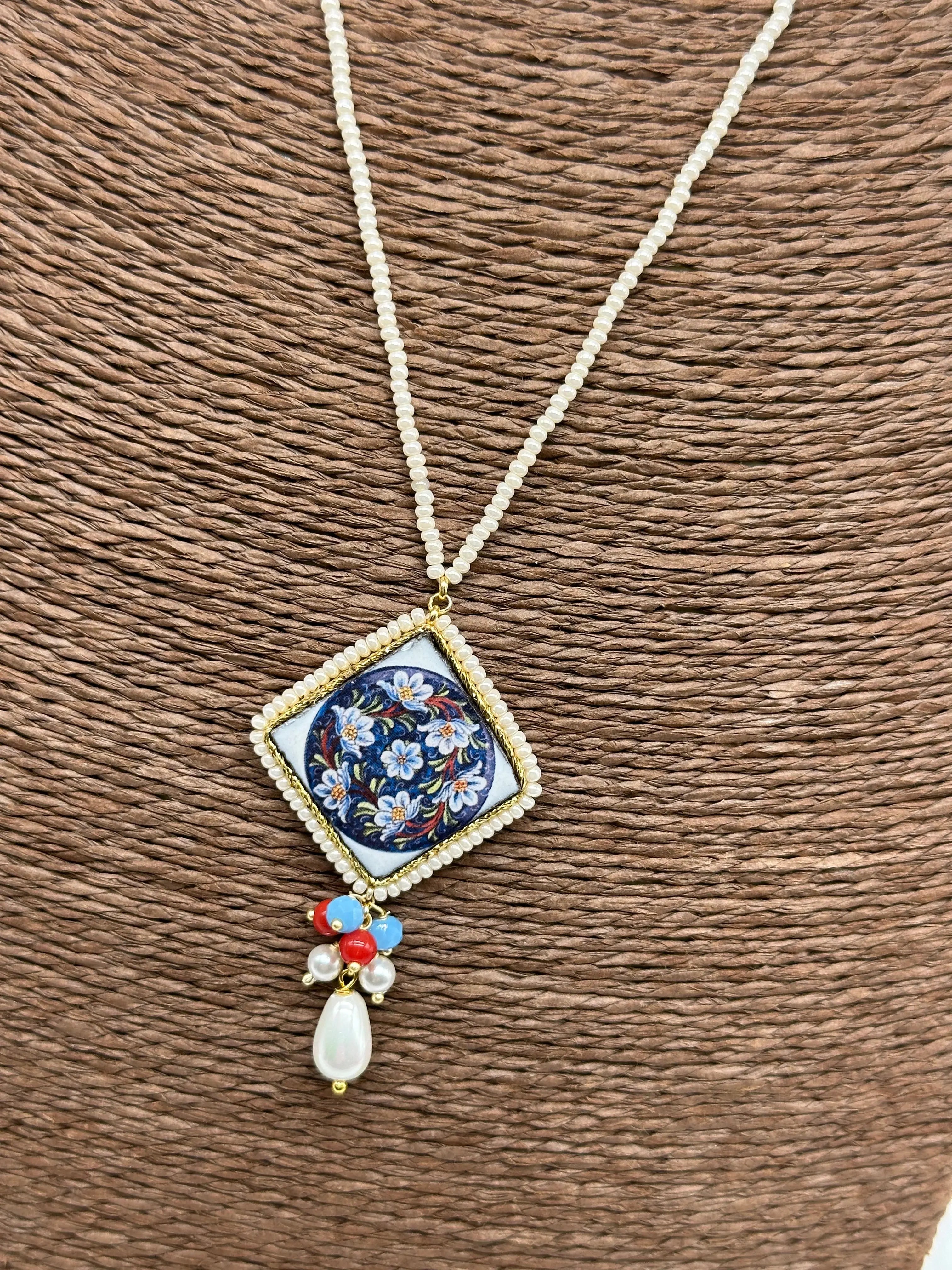 Collana Piastrella Ceramica Caltagirone Decoro Barocco Blu, cornice e catena perline bianche DD CERAMICHE SICILIANE