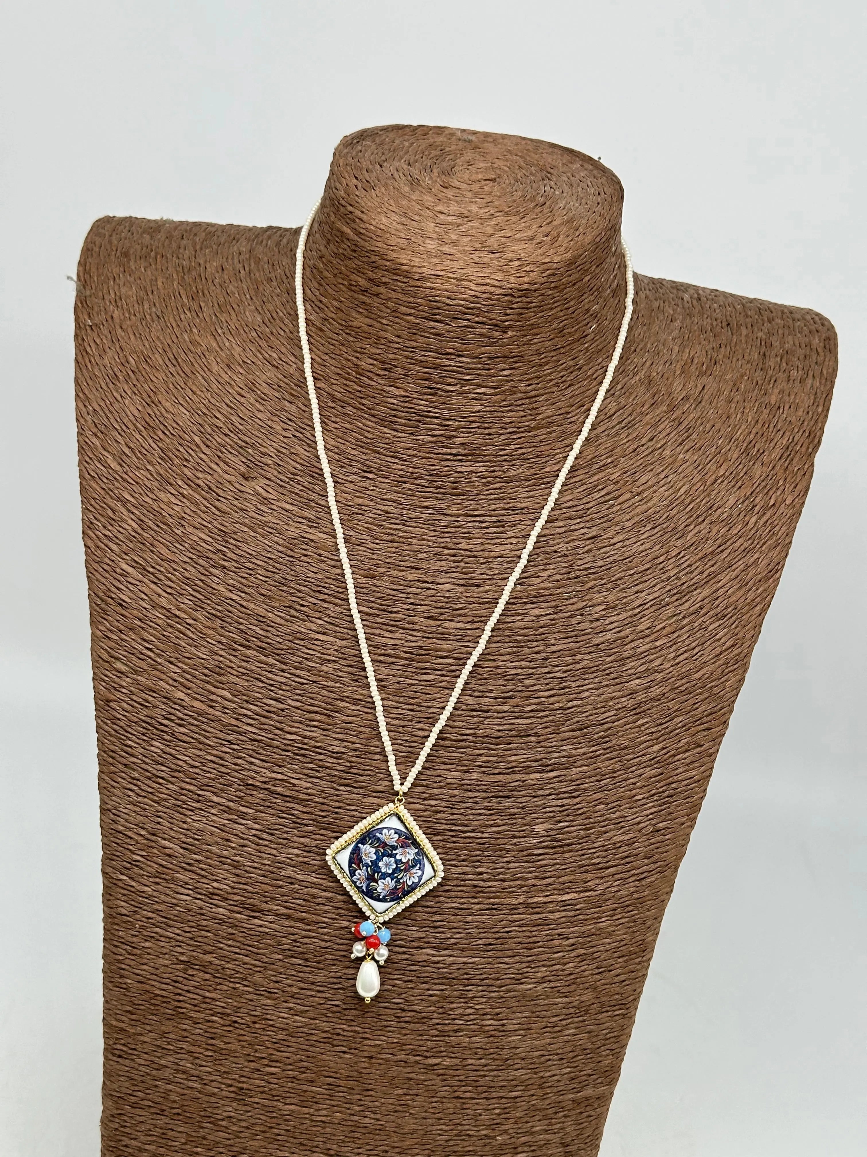 Collana Piastrella Ceramica Caltagirone Decoro Barocco Blu, cornice e catena perline bianche DD CERAMICHE SICILIANE