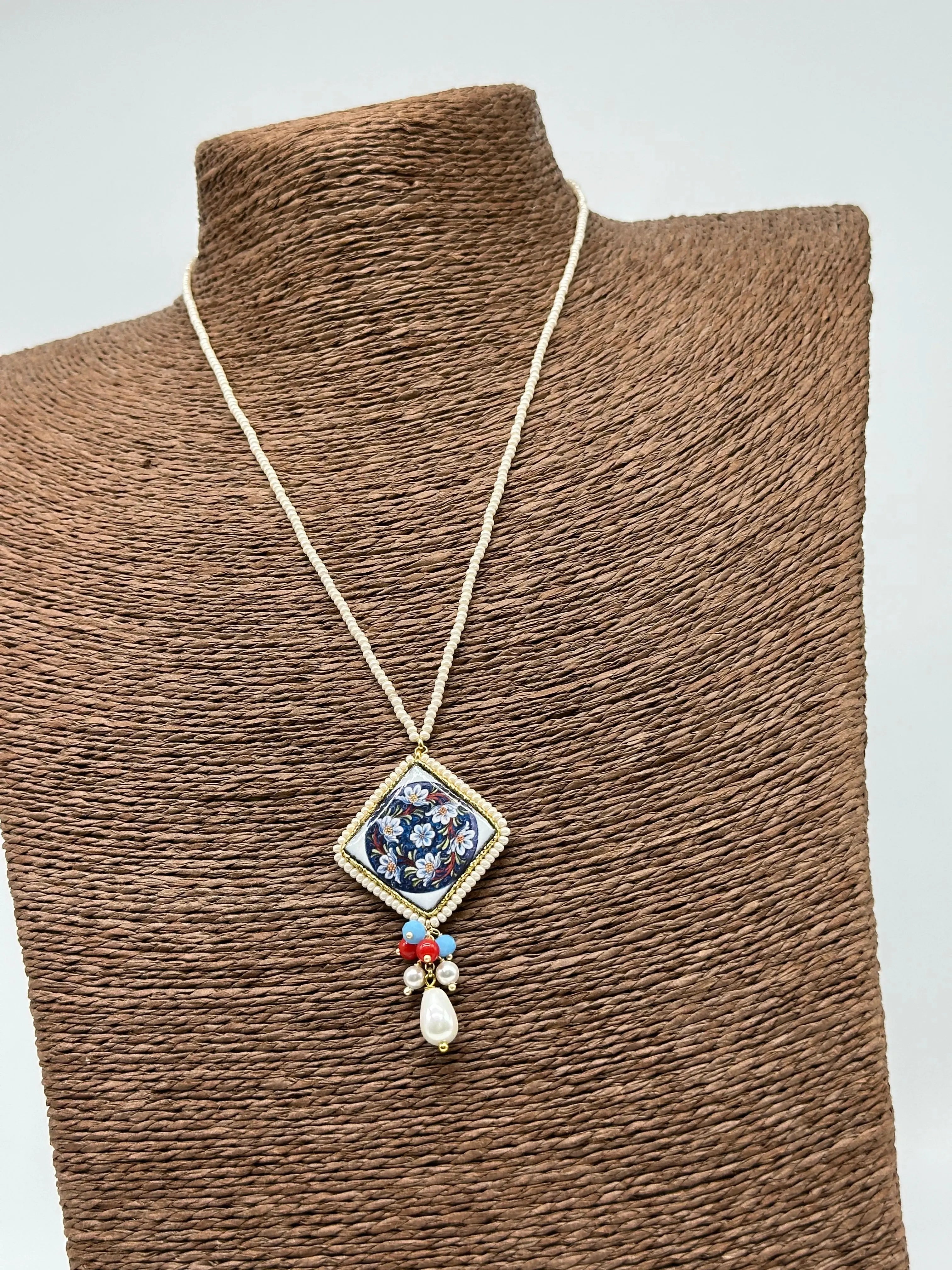 Collana Piastrella Ceramica Caltagirone Decoro Barocco Blu, cornice e catena perline bianche DD CERAMICHE SICILIANE