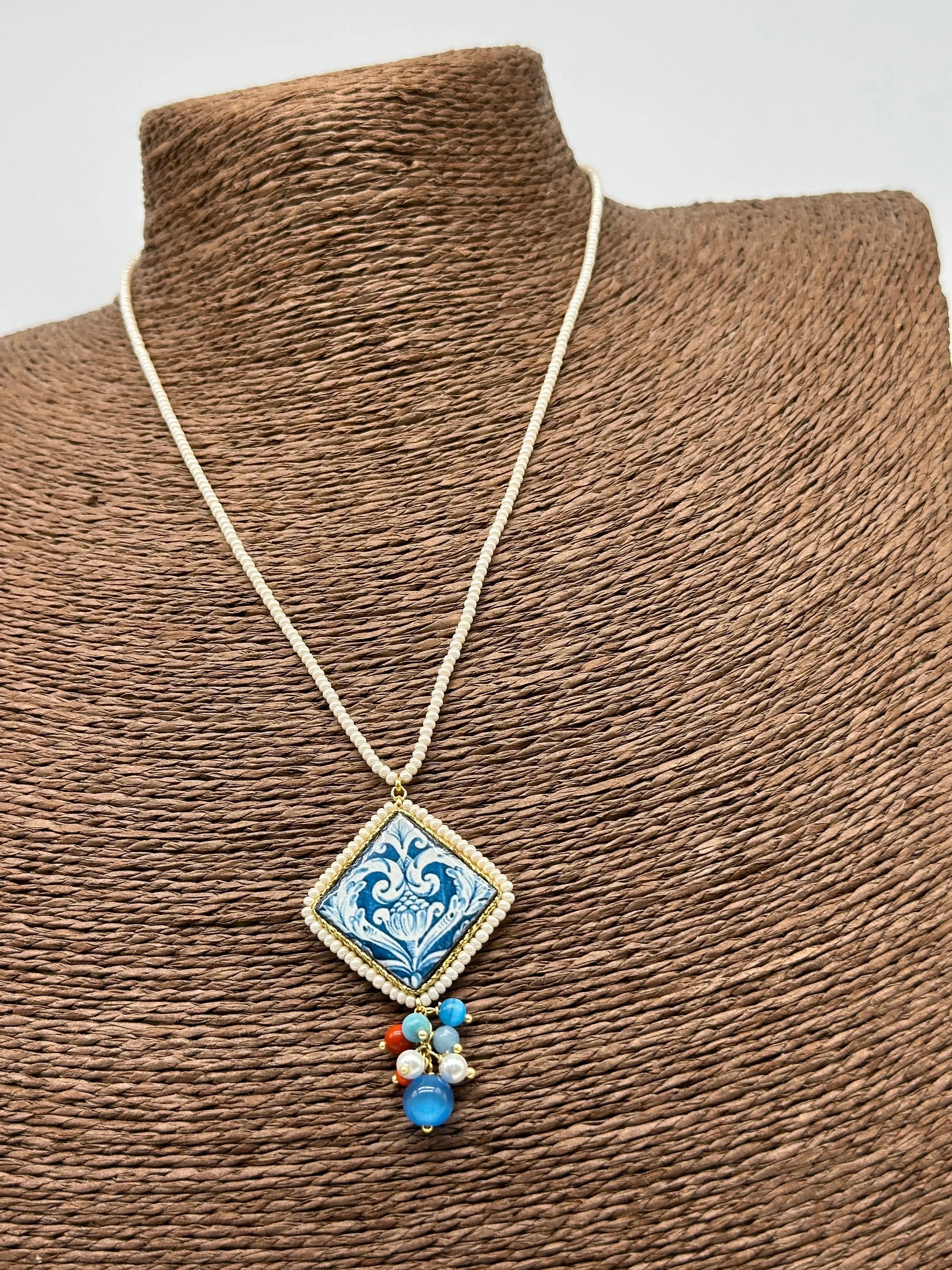 Collana Piastrella Ceramica Caltagirone Decoro Barocco Blu V.2, cornice e catena perline bianche DD CERAMICHE SICILIANE