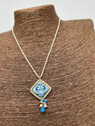 Collana Piastrella Ceramica Caltagirone Decoro Barocco Blu V.2, cornice e catena perline bianche DD CERAMICHE SICILIANE