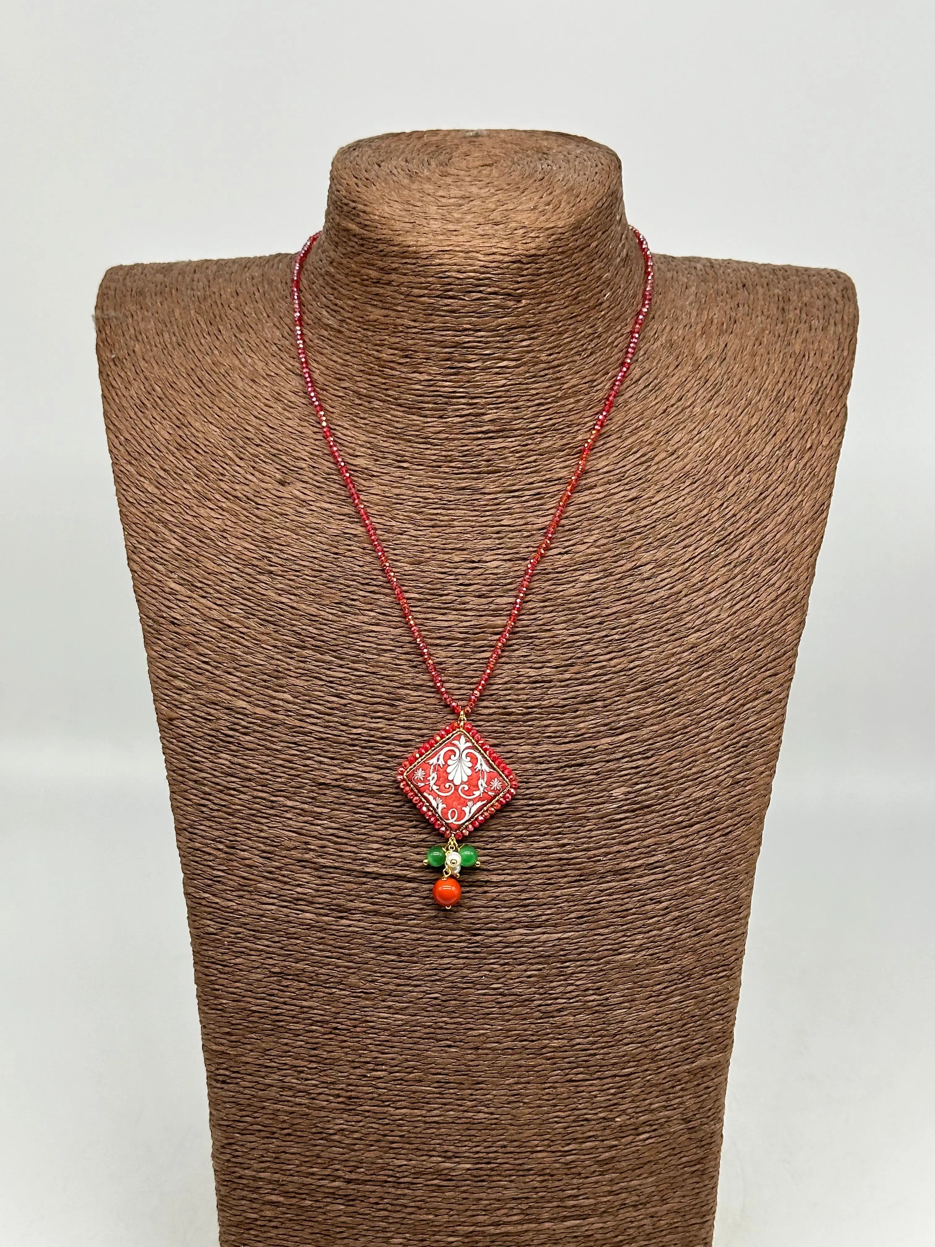 Collana Piastrella Ceramica Caltagirone Decoro Barocco, catena perline rosse V.1 DD CERAMICHE SICILIANE