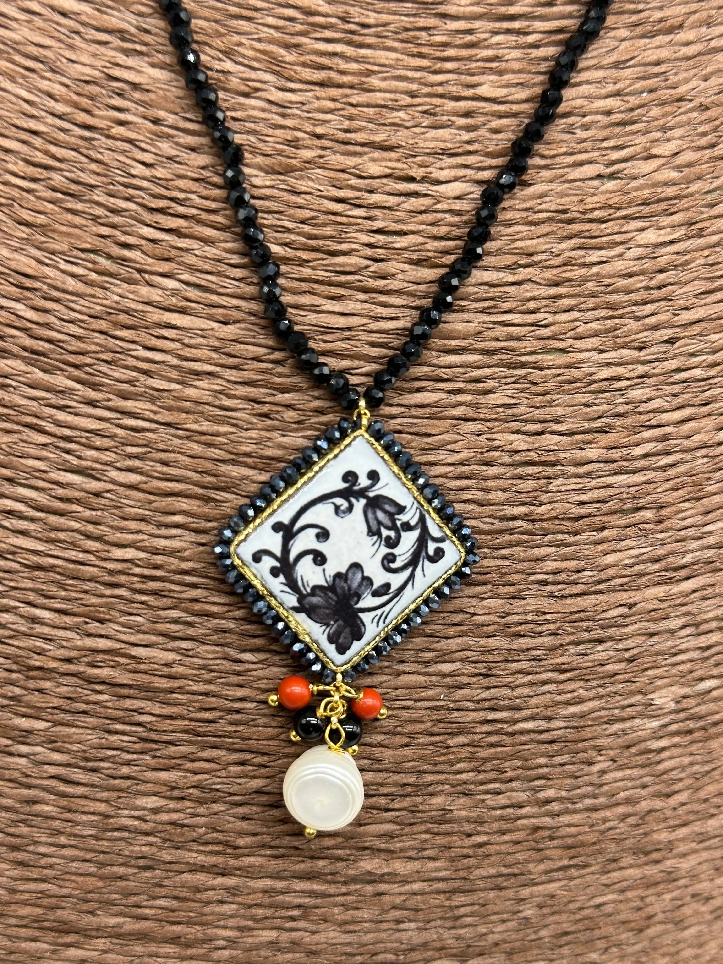 Collana Piastrella Ceramica Caltagirone Decoro Barocco, catena perline nere DD CERAMICHE SICILIANE
