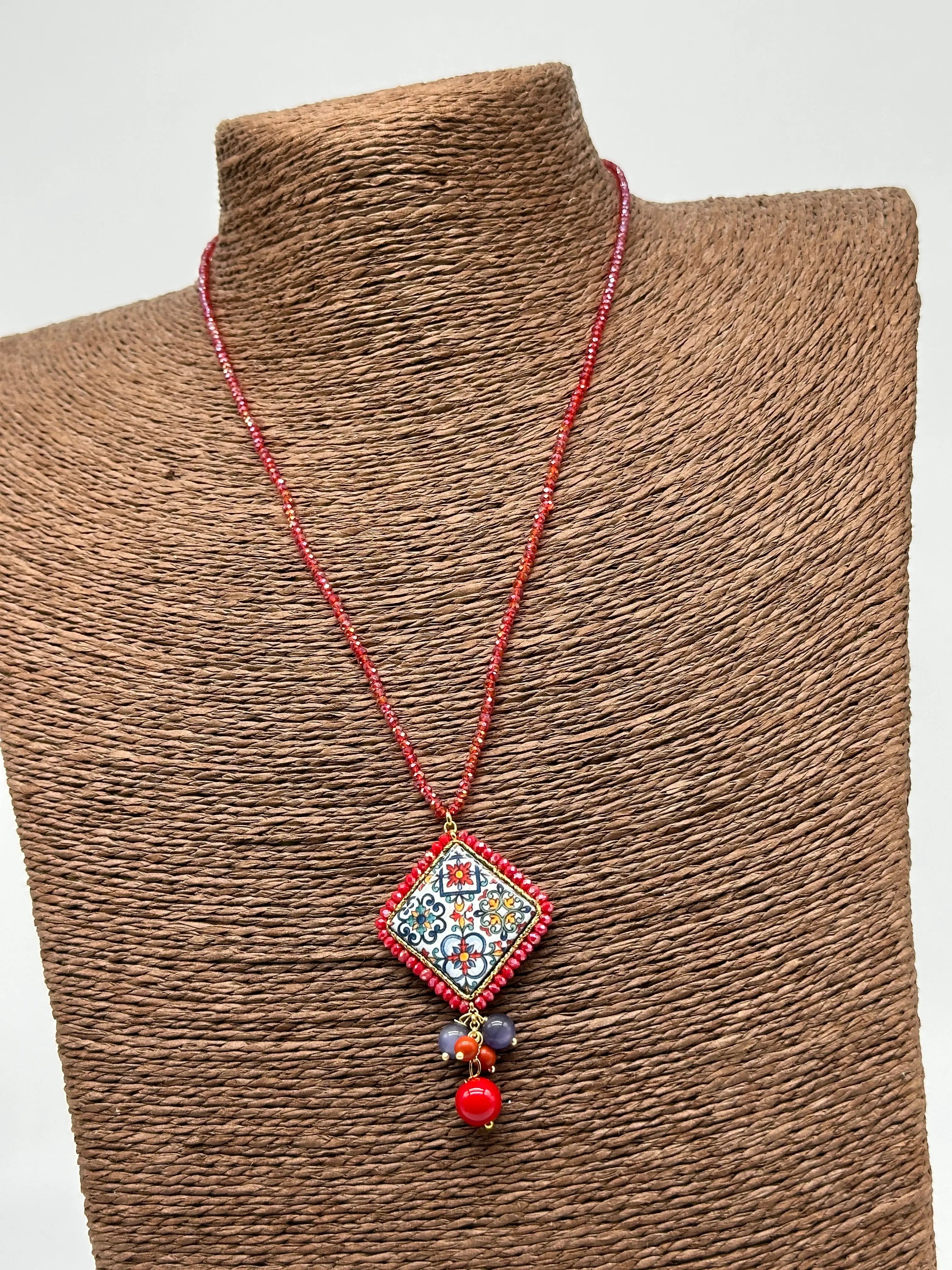 Collana Piastrella Ceramica Caltagirone Decoro Barocco, catena perline rosse V.2 DD CERAMICHE SICILIANE