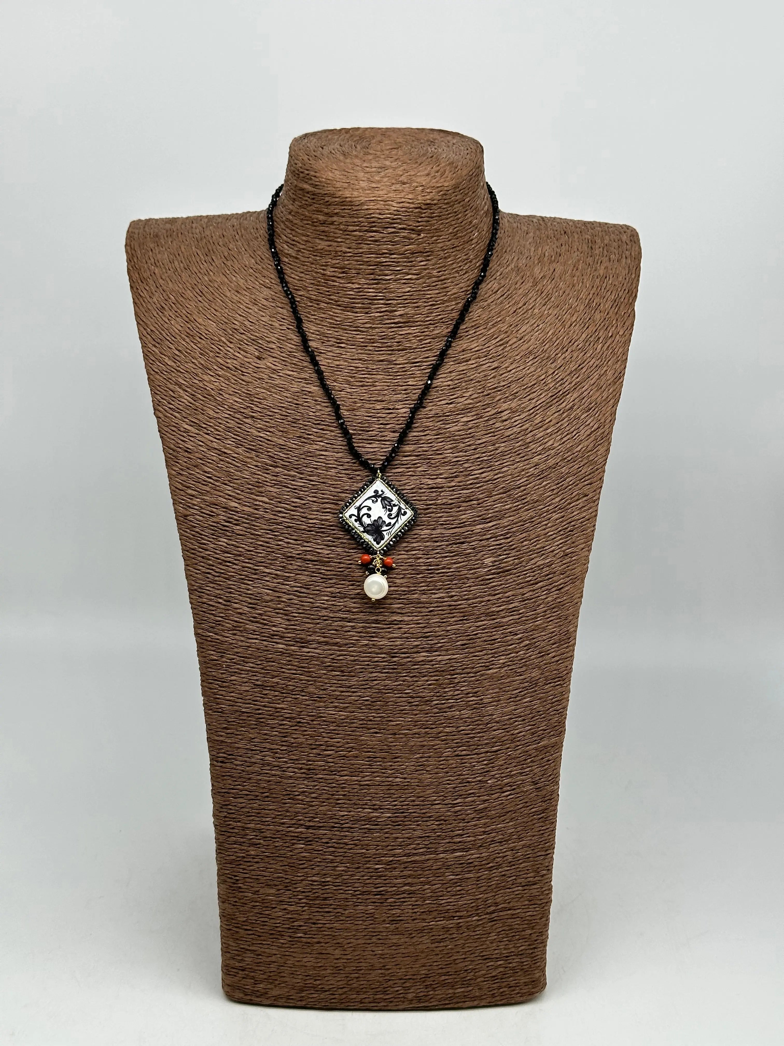 Collana Piastrella Ceramica Caltagirone Decoro Barocco, catena perline nere DD CERAMICHE SICILIANE