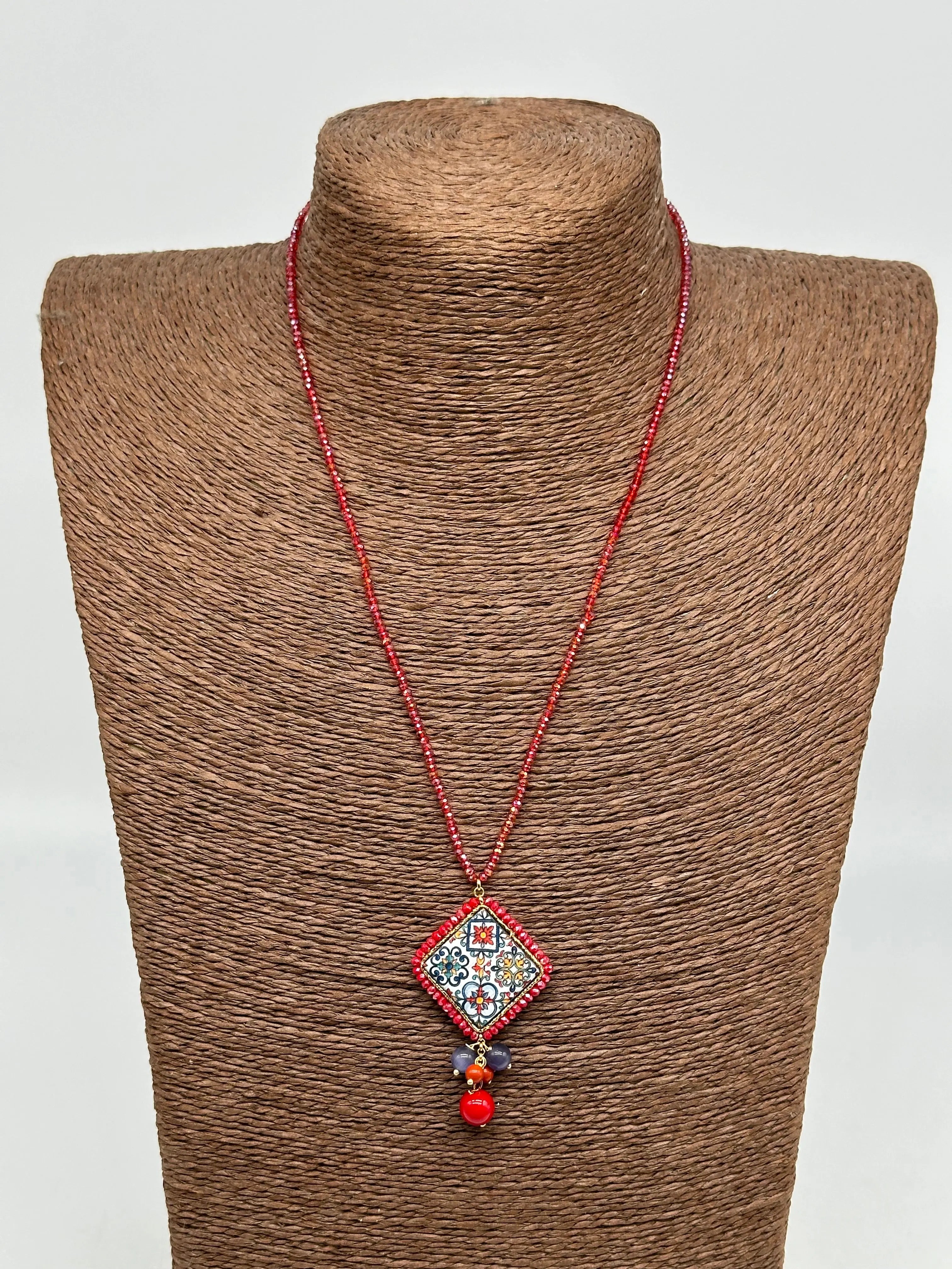 Collana Piastrella Ceramica Caltagirone Decoro Barocco, catena perline rosse V.2 DD CERAMICHE SICILIANE