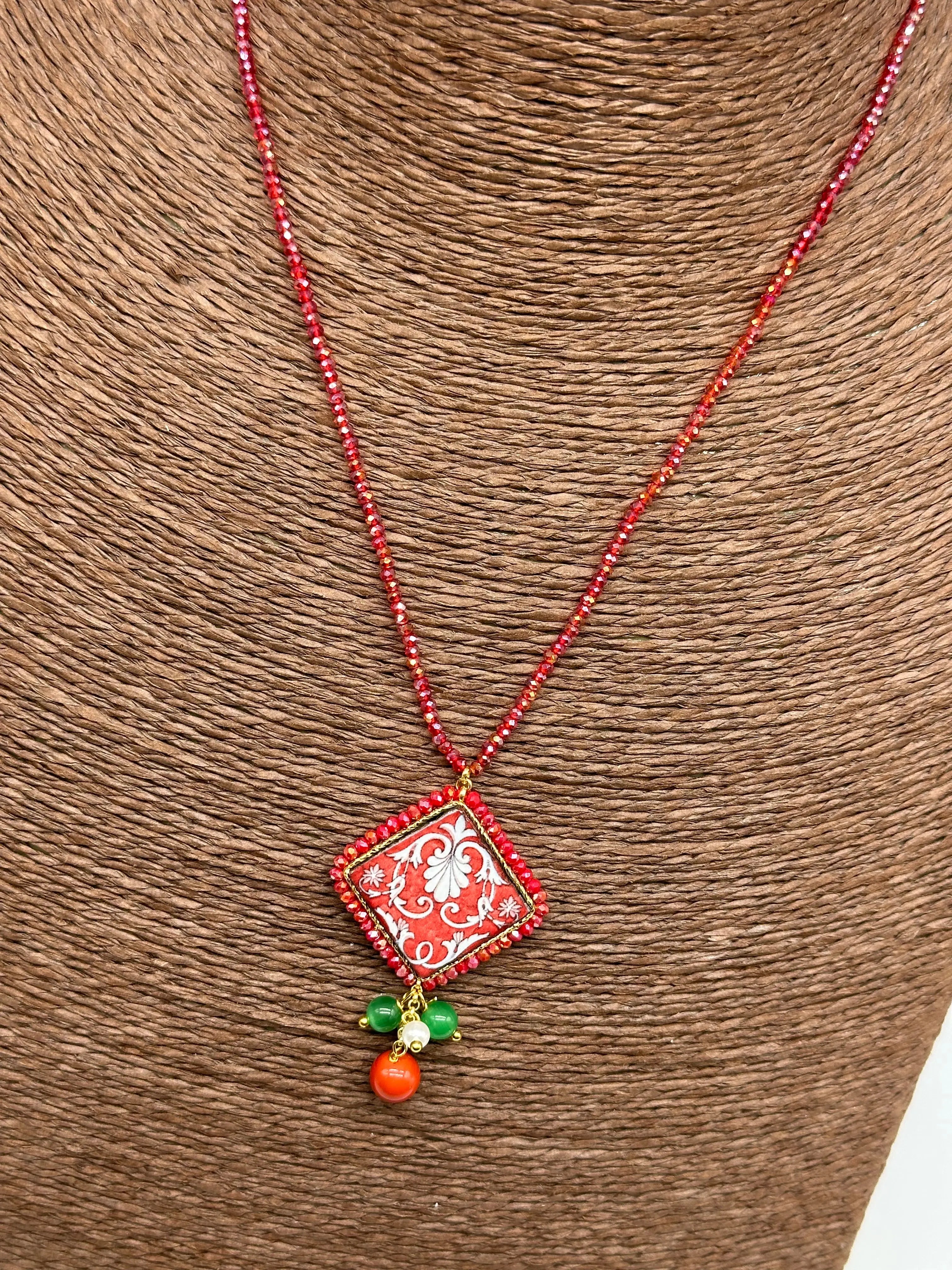 Collana Piastrella Ceramica Caltagirone Decoro Barocco, catena perline rosse V.1 DD CERAMICHE SICILIANE