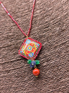 Collana Piastrella Ceramica Caltagirone Decoro Barocco, catena perline rosse V.3 DD CERAMICHE SICILIANE