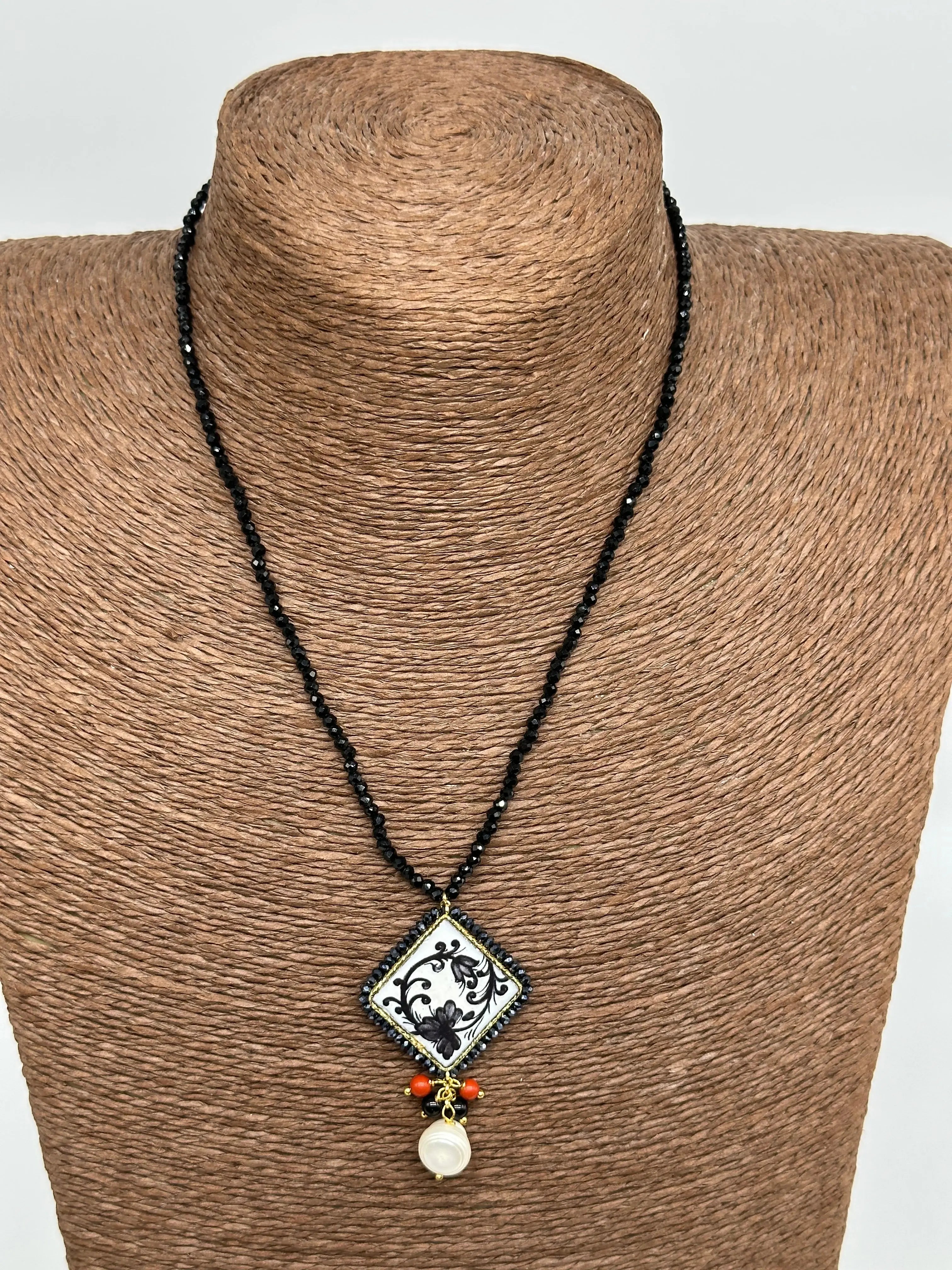 Collana Piastrella Ceramica Caltagirone Decoro Barocco, catena perline nere DD CERAMICHE SICILIANE