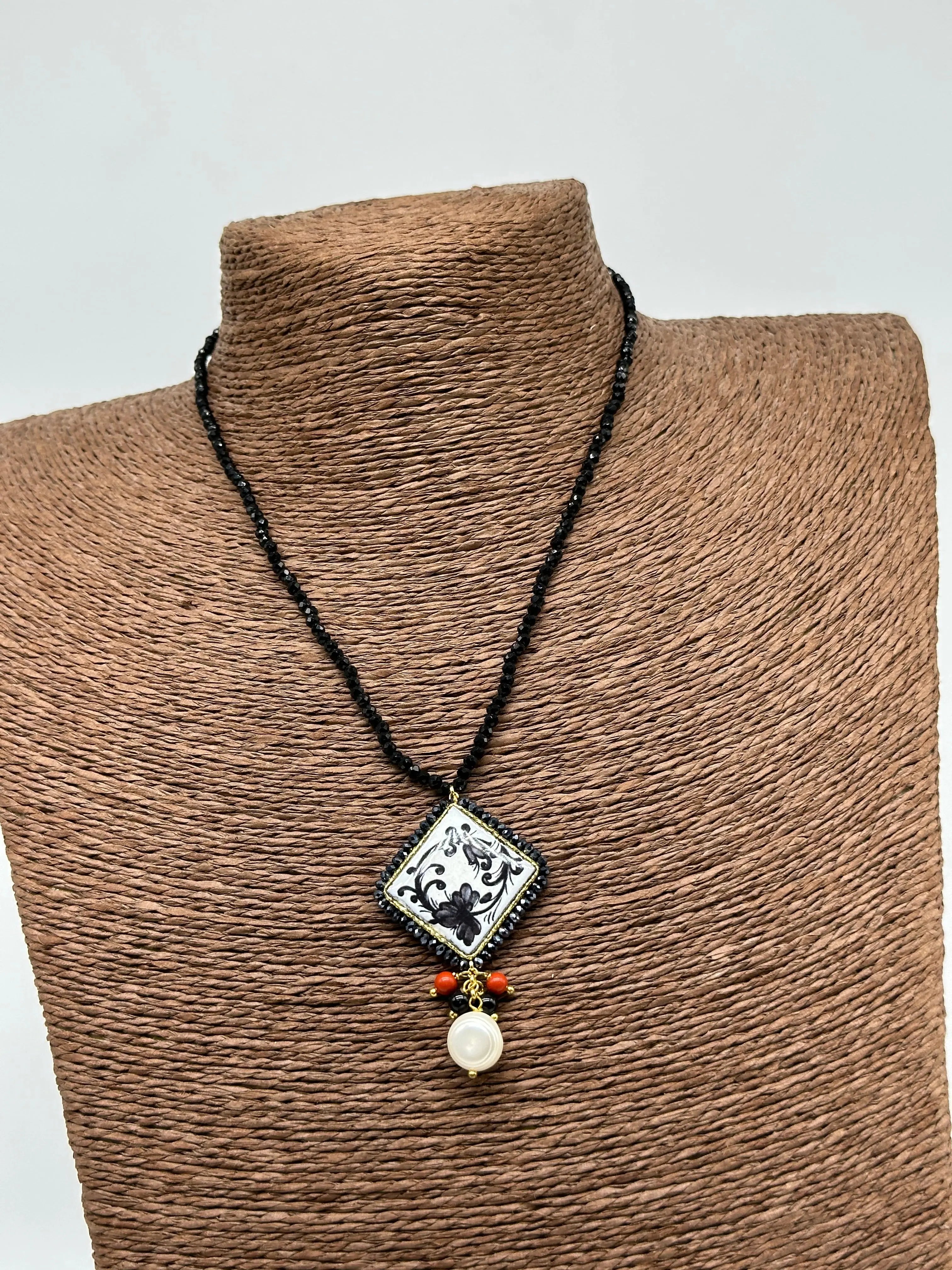 Collana Piastrella Ceramica Caltagirone Decoro Barocco, catena perline nere DD CERAMICHE SICILIANE